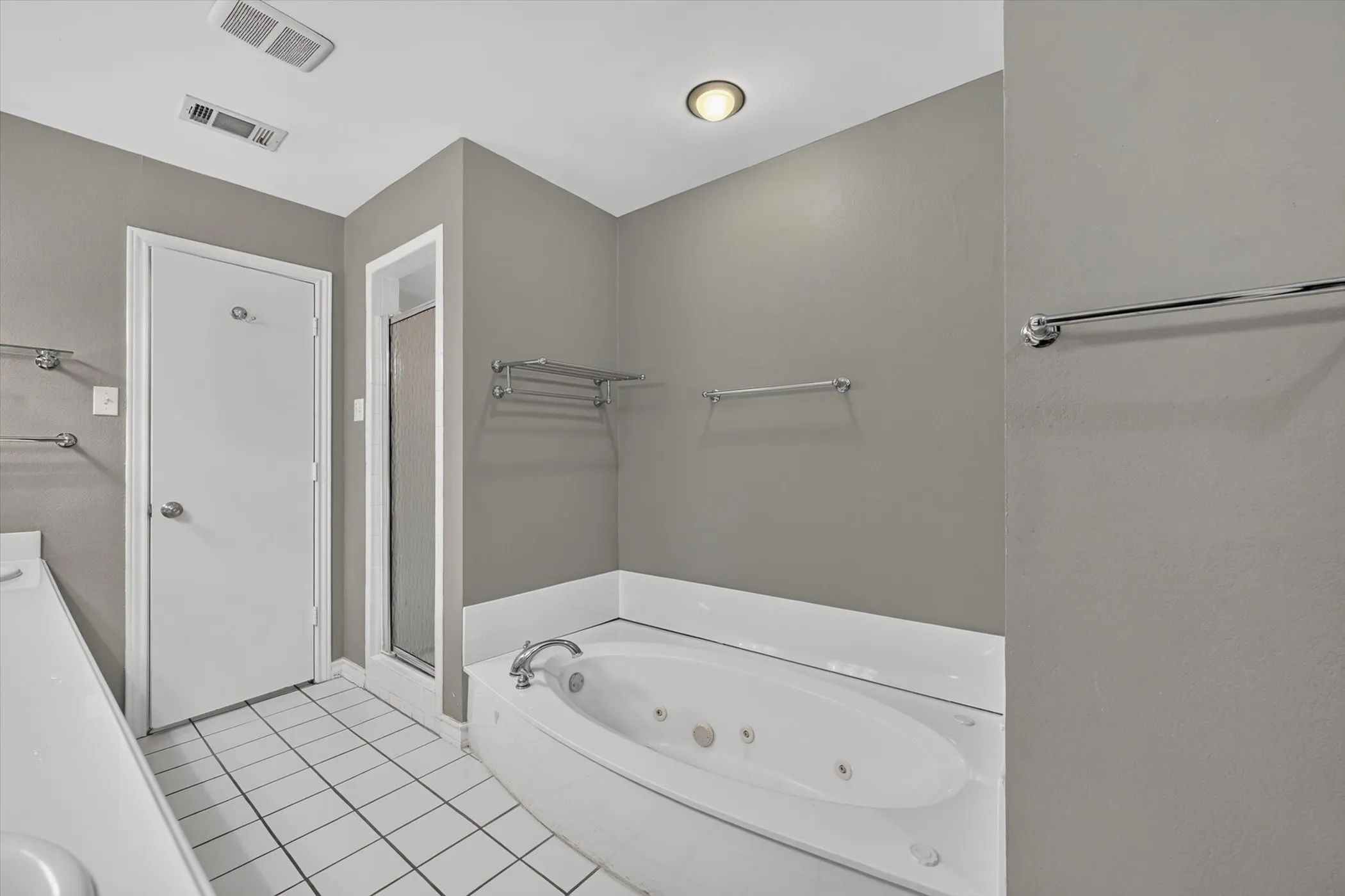Single Family Residence For Sale in Dallas County , 8833 Kenton Drive, Dallas, Texas 75231, 4 Bedroom, 3 Bathroom, 2 Garage spaces, 2,420 Sqft, built in 1977, mls#21339563, Real Estate Agent in Dallas, Homes For Sale in Dallas county, Homes For Sale in Dallas, Realtor in Dallas Texas, Real Estate Brokerage Independent Realty Texas, Luminita Cordes Realtor