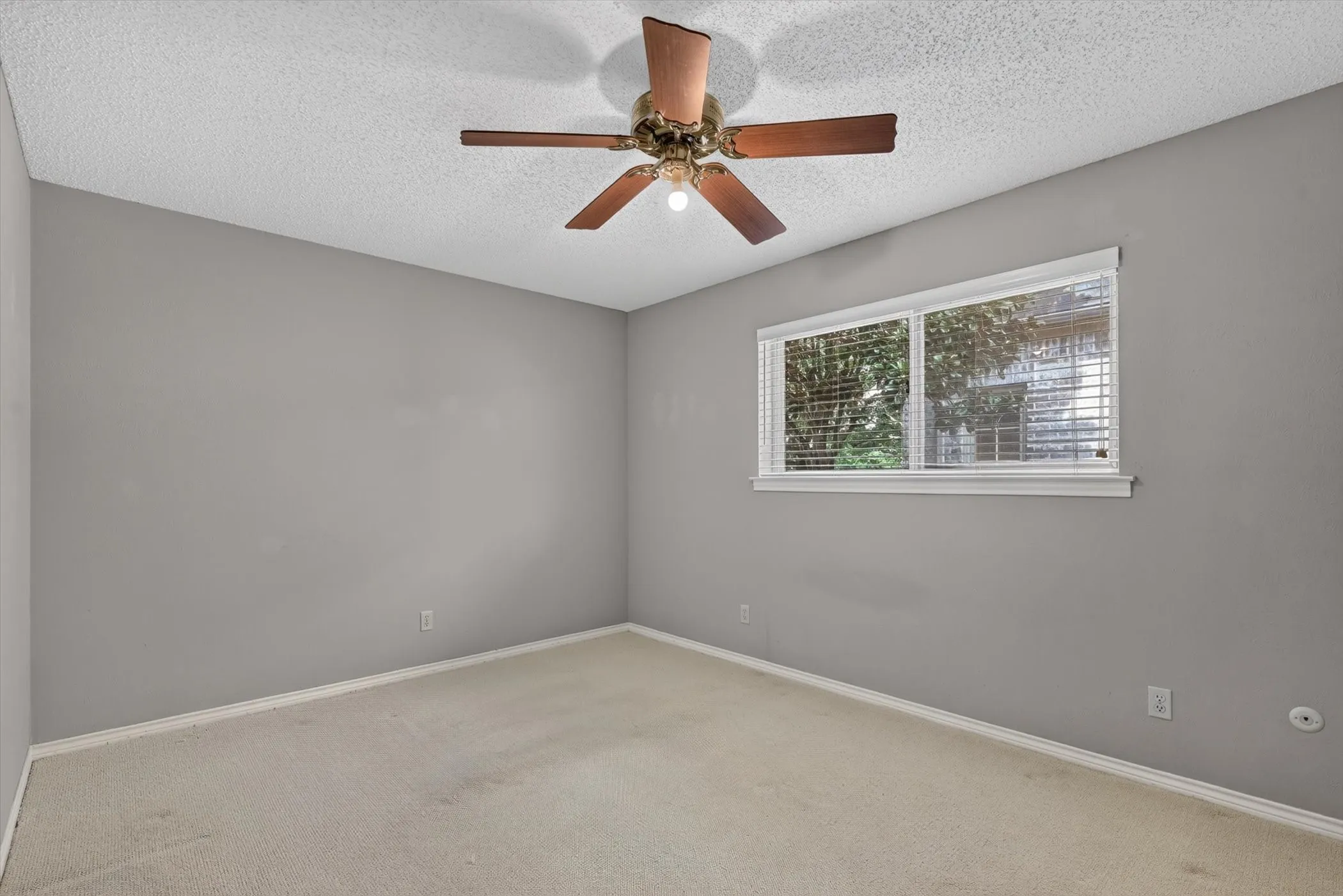 Single Family Residence For Sale in Dallas County , 8833 Kenton Drive, Dallas, Texas 75231, 4 Bedroom, 3 Bathroom, 2 Garage spaces, 2,420 Sqft, built in 1977, mls#21339563, Real Estate Agent in Dallas, Homes For Sale in Dallas county, Homes For Sale in Dallas, Realtor in Dallas Texas, Real Estate Brokerage Independent Realty Texas, Luminita Cordes Realtor