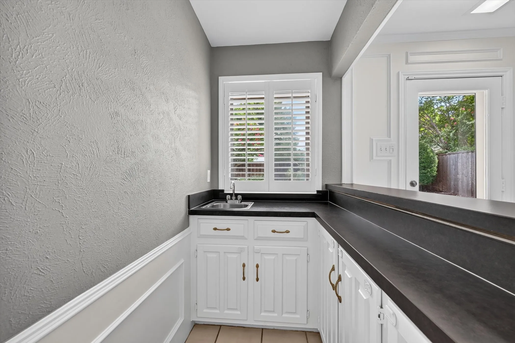 Single Family Residence For Sale in Dallas County , 8833 Kenton Drive, Dallas, Texas 75231, 4 Bedroom, 3 Bathroom, 2 Garage spaces, 2,420 Sqft, built in 1977, mls#21339563, Real Estate Agent in Dallas, Homes For Sale in Dallas county, Homes For Sale in Dallas, Realtor in Dallas Texas, Real Estate Brokerage Independent Realty Texas, Luminita Cordes Realtor