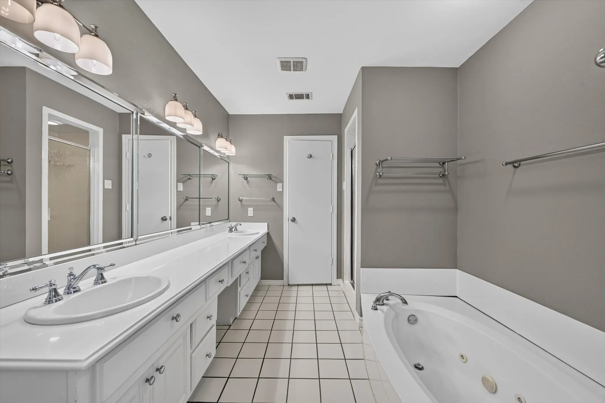 Single Family Residence For Sale in Dallas County , 8833 Kenton Drive, Dallas, Texas 75231, 4 Bedroom, 3 Bathroom, 2 Garage spaces, 2,420 Sqft, built in 1977, mls#21339563, Real Estate Agent in Dallas, Homes For Sale in Dallas county, Homes For Sale in Dallas, Realtor in Dallas Texas, Real Estate Brokerage Independent Realty Texas, Luminita Cordes Realtor