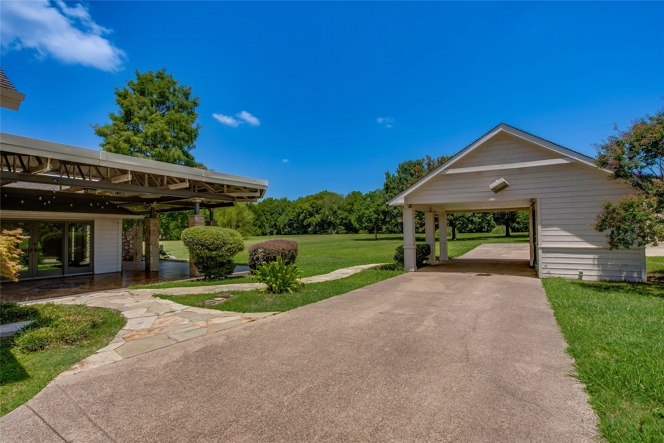 Single Family Residence For Rent in Dallas County , 365 E Tripp Road, Sunnyvale, Texas 75182, 4 Bedrooms, 3 Bathrooms, Garage spaces, 2,783 Sqft, built in 1984, Price $3,350, mls#21336370, Real Estate Agent in Sunnyvale, Homes For Rent in Dallas county, Homes For Rent in Sunnyvale, Realtor in Sunnyvale Texas, Real Estate Brokerage Independent Realty Texas, Luminita Cordes Realtor