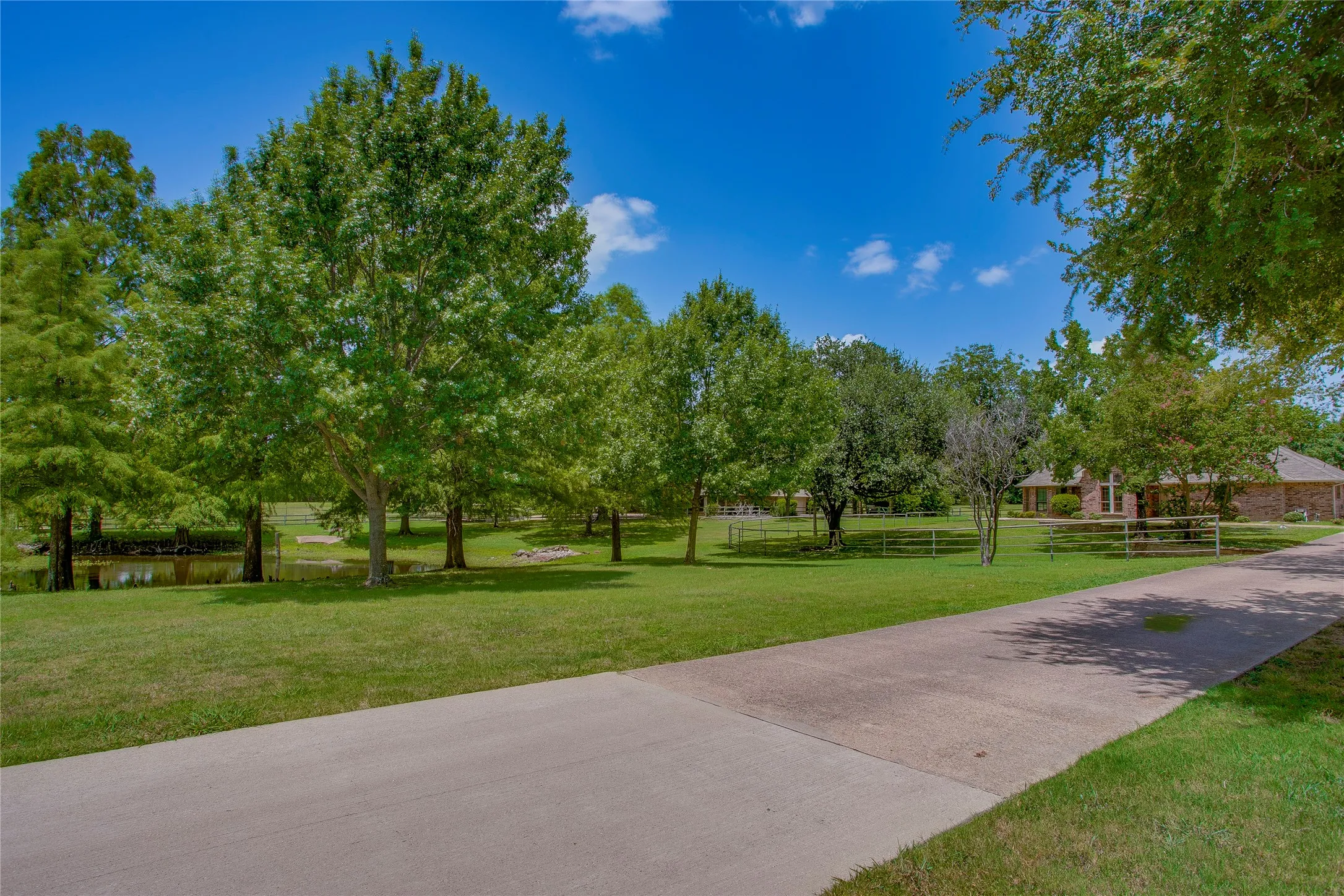 Single Family Residence For Rent in Dallas County , 365 E Tripp Road, Sunnyvale, Texas 75182, 4 Bedrooms, 3 Bathrooms, Garage spaces, 2,783 Sqft, built in 1984, Price $3,350, mls#21336370, Real Estate Agent in Sunnyvale, Homes For Rent in Dallas county, Homes For Rent in Sunnyvale, Realtor in Sunnyvale Texas, Real Estate Brokerage Independent Realty Texas, Luminita Cordes Realtor