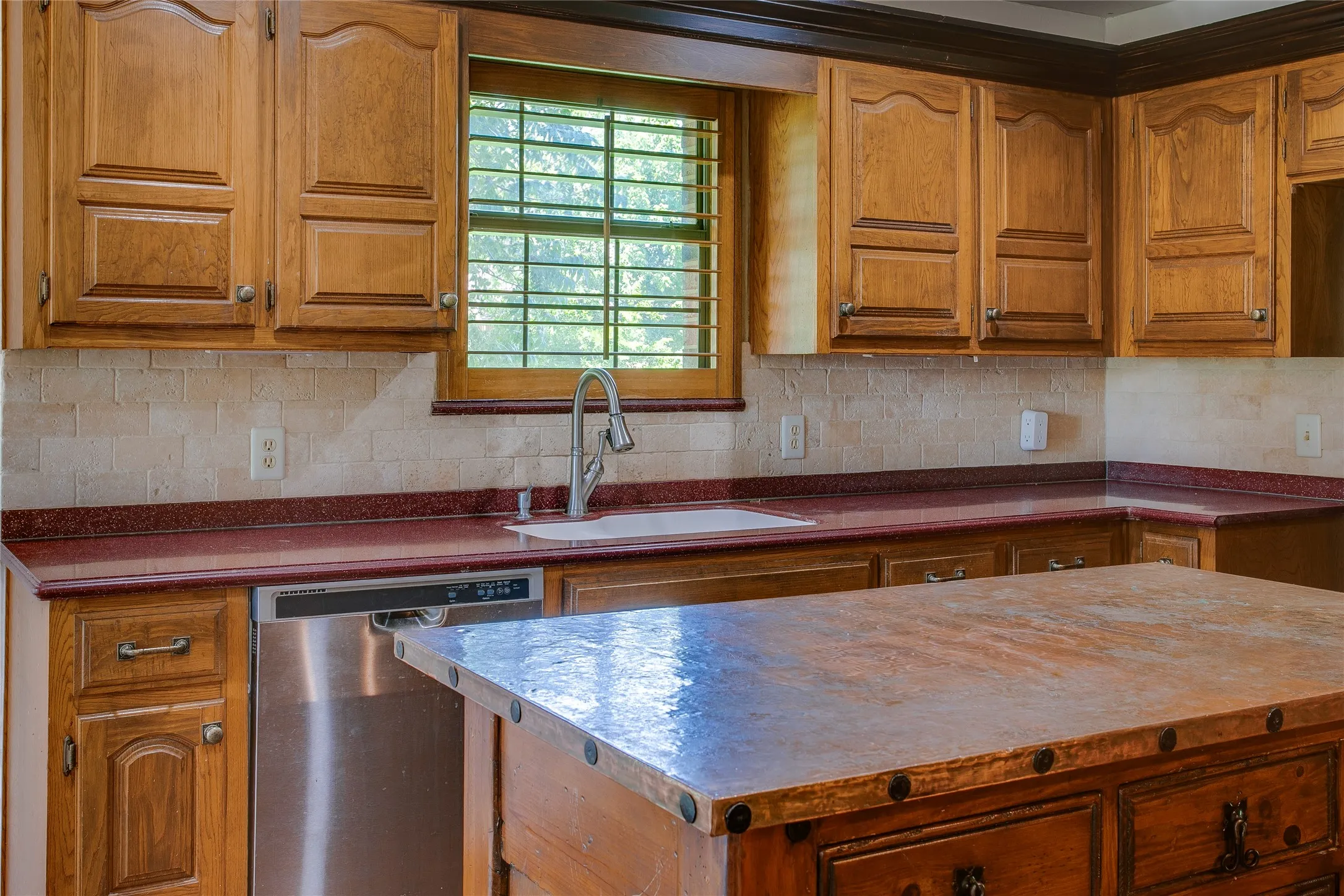 Single Family Residence For Rent in Dallas County , 365 E Tripp Road, Sunnyvale, Texas 75182, 4 Bedrooms, 3 Bathrooms, Garage spaces, 2,783 Sqft, built in 1984, Price $3,350, mls#21336370, Real Estate Agent in Sunnyvale, Homes For Rent in Dallas county, Homes For Rent in Sunnyvale, Realtor in Sunnyvale Texas, Real Estate Brokerage Independent Realty Texas, Luminita Cordes Realtor