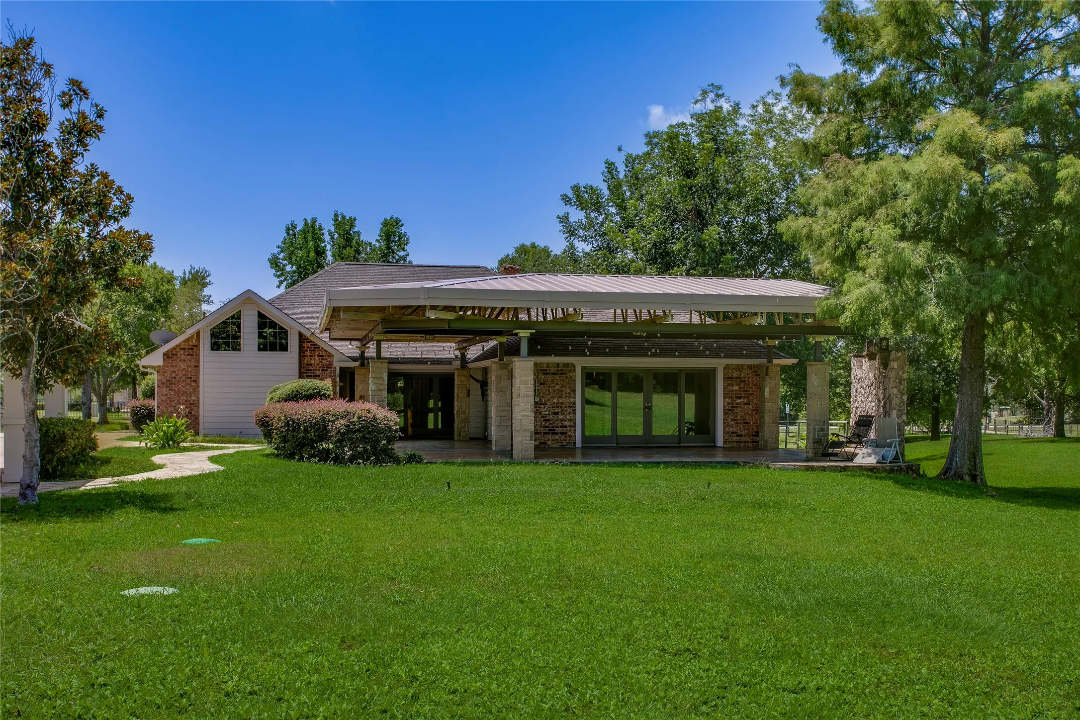 Single Family Residence For Rent in Dallas County , 365 E Tripp Road, Sunnyvale, Texas 75182, 4 Bedrooms, 3 Bathrooms, Garage spaces, 2,783 Sqft, built in 1984, Price $3,350, mls#21336370, Real Estate Agent in Sunnyvale, Homes For Rent in Dallas county, Homes For Rent in Sunnyvale, Realtor in Sunnyvale Texas, Real Estate Brokerage Independent Realty Texas, Luminita Cordes Realtor