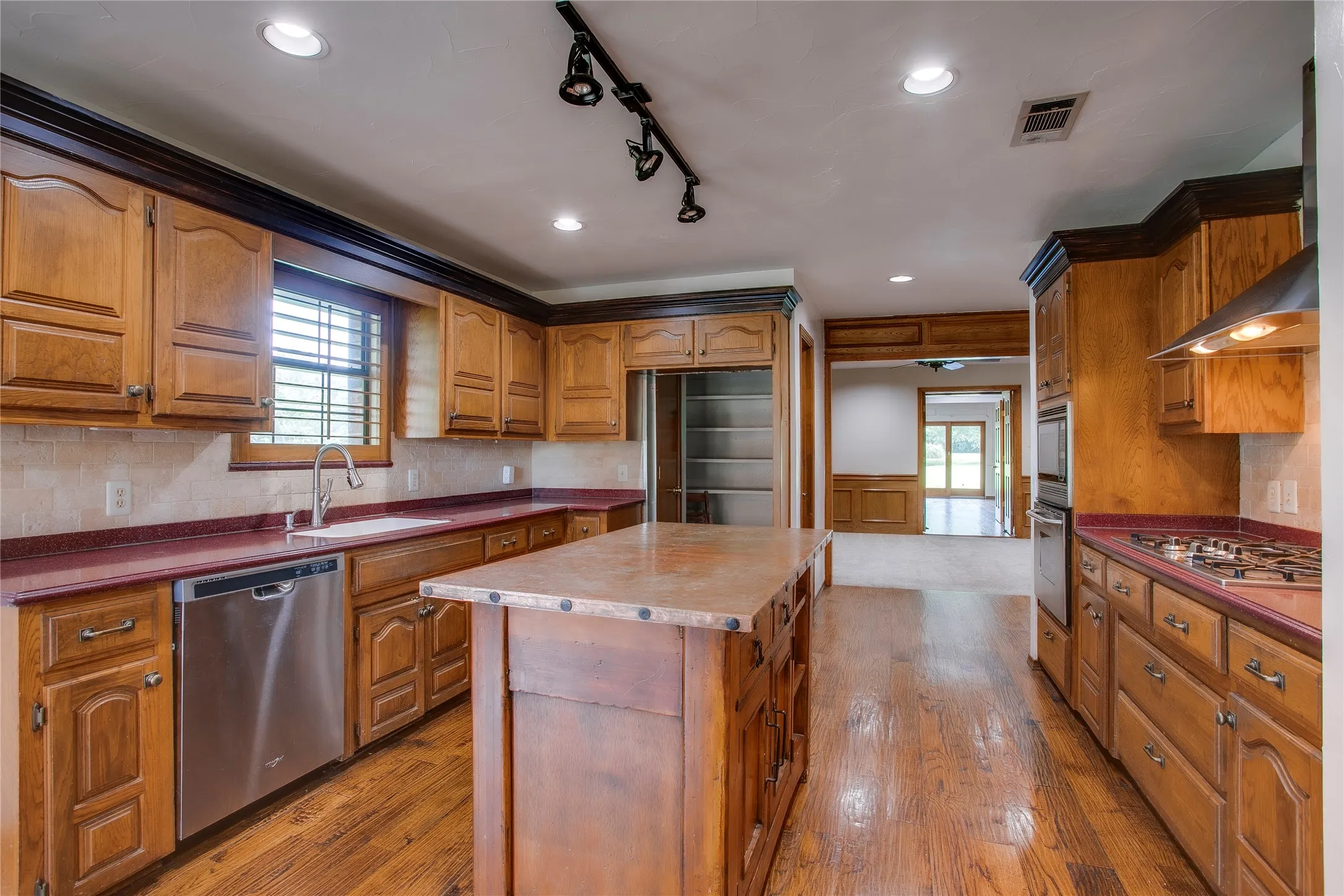 Single Family Residence For Rent in Dallas County , 365 E Tripp Road, Sunnyvale, Texas 75182, 4 Bedrooms, 3 Bathrooms, Garage spaces, 2,783 Sqft, built in 1984, Price $3,350, mls#21336370, Real Estate Agent in Sunnyvale, Homes For Rent in Dallas county, Homes For Rent in Sunnyvale, Realtor in Sunnyvale Texas, Real Estate Brokerage Independent Realty Texas, Luminita Cordes Realtor