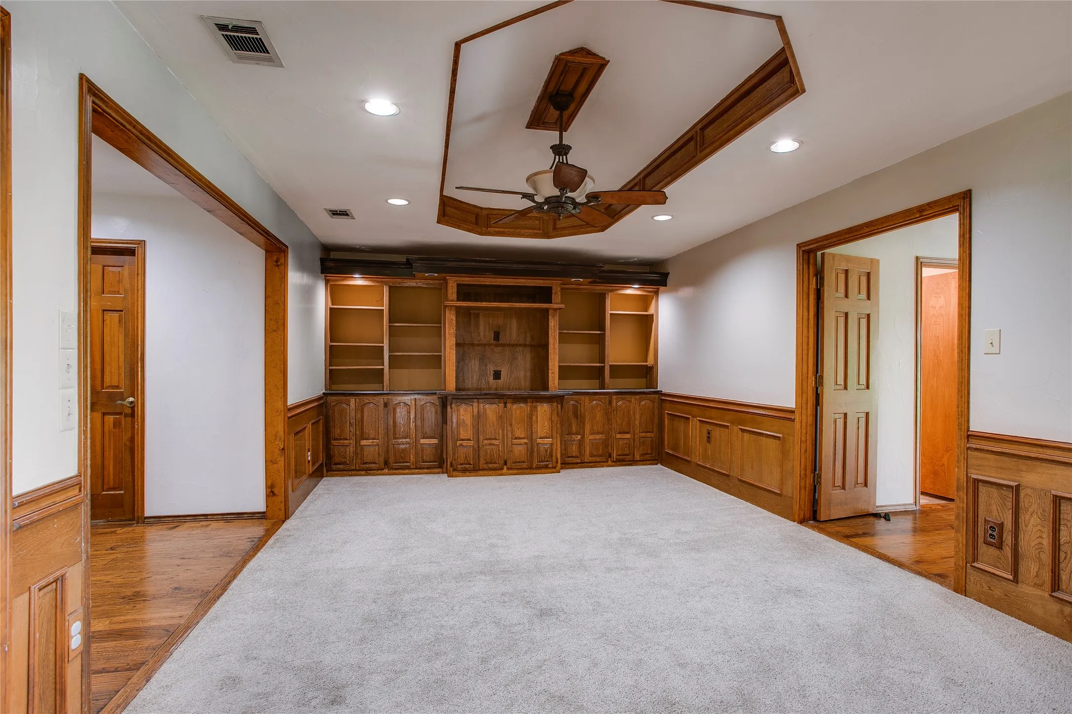 Single Family Residence For Rent in Dallas County , 365 E Tripp Road, Sunnyvale, Texas 75182, 4 Bedrooms, 3 Bathrooms, Garage spaces, 2,783 Sqft, built in 1984, Price $3,350, mls#21336370, Real Estate Agent in Sunnyvale, Homes For Rent in Dallas county, Homes For Rent in Sunnyvale, Realtor in Sunnyvale Texas, Real Estate Brokerage Independent Realty Texas, Luminita Cordes Realtor