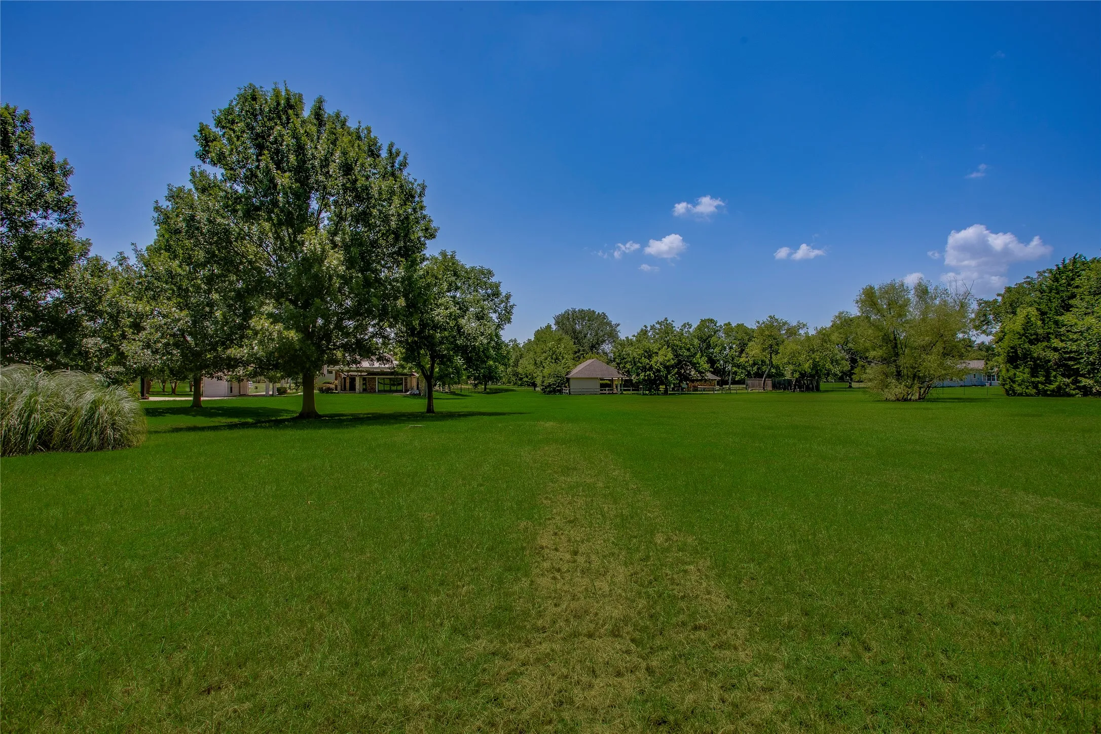 Single Family Residence For Rent in Dallas County , 365 E Tripp Road, Sunnyvale, Texas 75182, 4 Bedrooms, 3 Bathrooms, Garage spaces, 2,783 Sqft, built in 1984, Price $3,350, mls#21336370, Real Estate Agent in Sunnyvale, Homes For Rent in Dallas county, Homes For Rent in Sunnyvale, Realtor in Sunnyvale Texas, Real Estate Brokerage Independent Realty Texas, Luminita Cordes Realtor