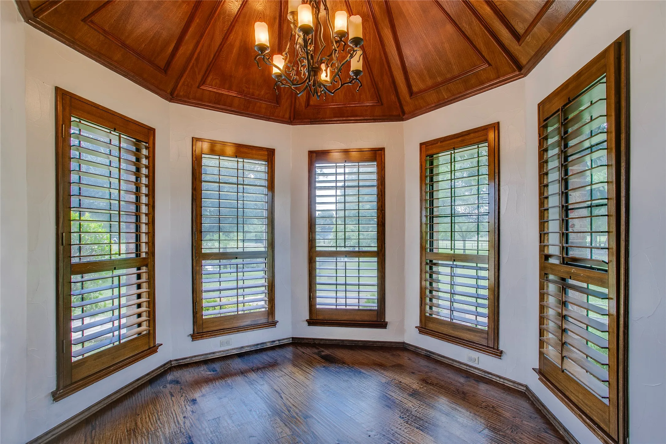 Single Family Residence For Rent in Dallas County , 365 E Tripp Road, Sunnyvale, Texas 75182, 4 Bedrooms, 3 Bathrooms, Garage spaces, 2,783 Sqft, built in 1984, Price $3,350, mls#21336370, Real Estate Agent in Sunnyvale, Homes For Rent in Dallas county, Homes For Rent in Sunnyvale, Realtor in Sunnyvale Texas, Real Estate Brokerage Independent Realty Texas, Luminita Cordes Realtor