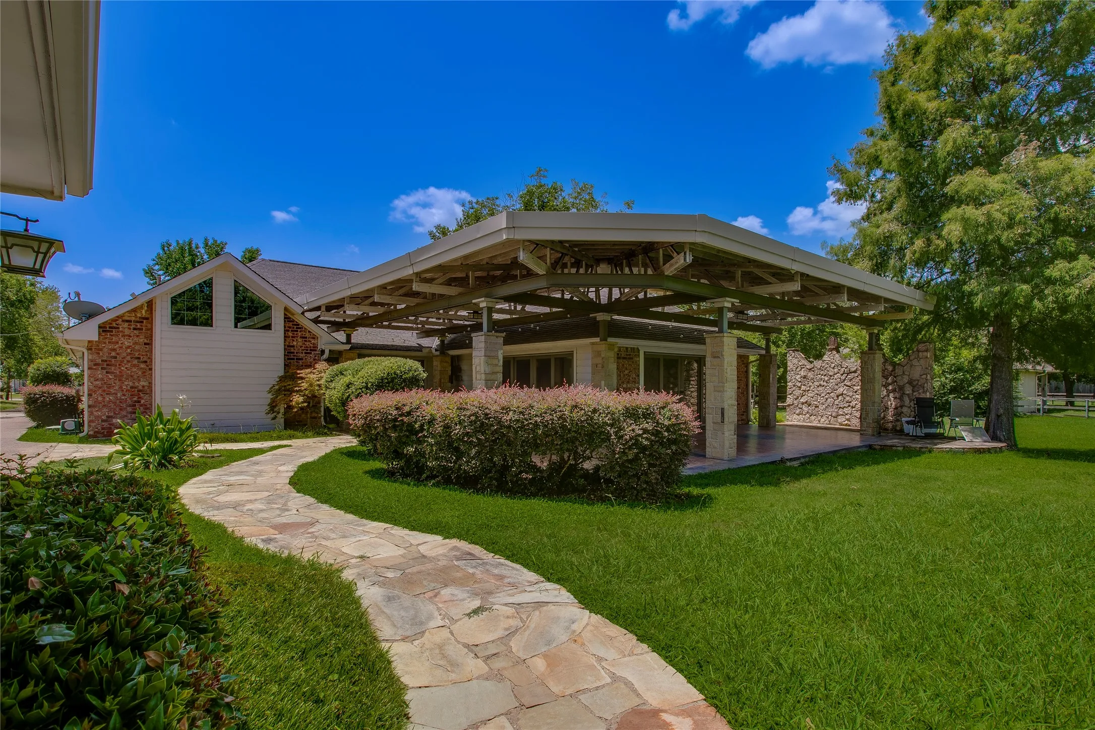 Single Family Residence For Rent in Dallas County , 365 E Tripp Road, Sunnyvale, Texas 75182, 4 Bedrooms, 3 Bathrooms, Garage spaces, 2,783 Sqft, built in 1984, Price $3,350, mls#21336370, Real Estate Agent in Sunnyvale, Homes For Rent in Dallas county, Homes For Rent in Sunnyvale, Realtor in Sunnyvale Texas, Real Estate Brokerage Independent Realty Texas, Luminita Cordes Realtor