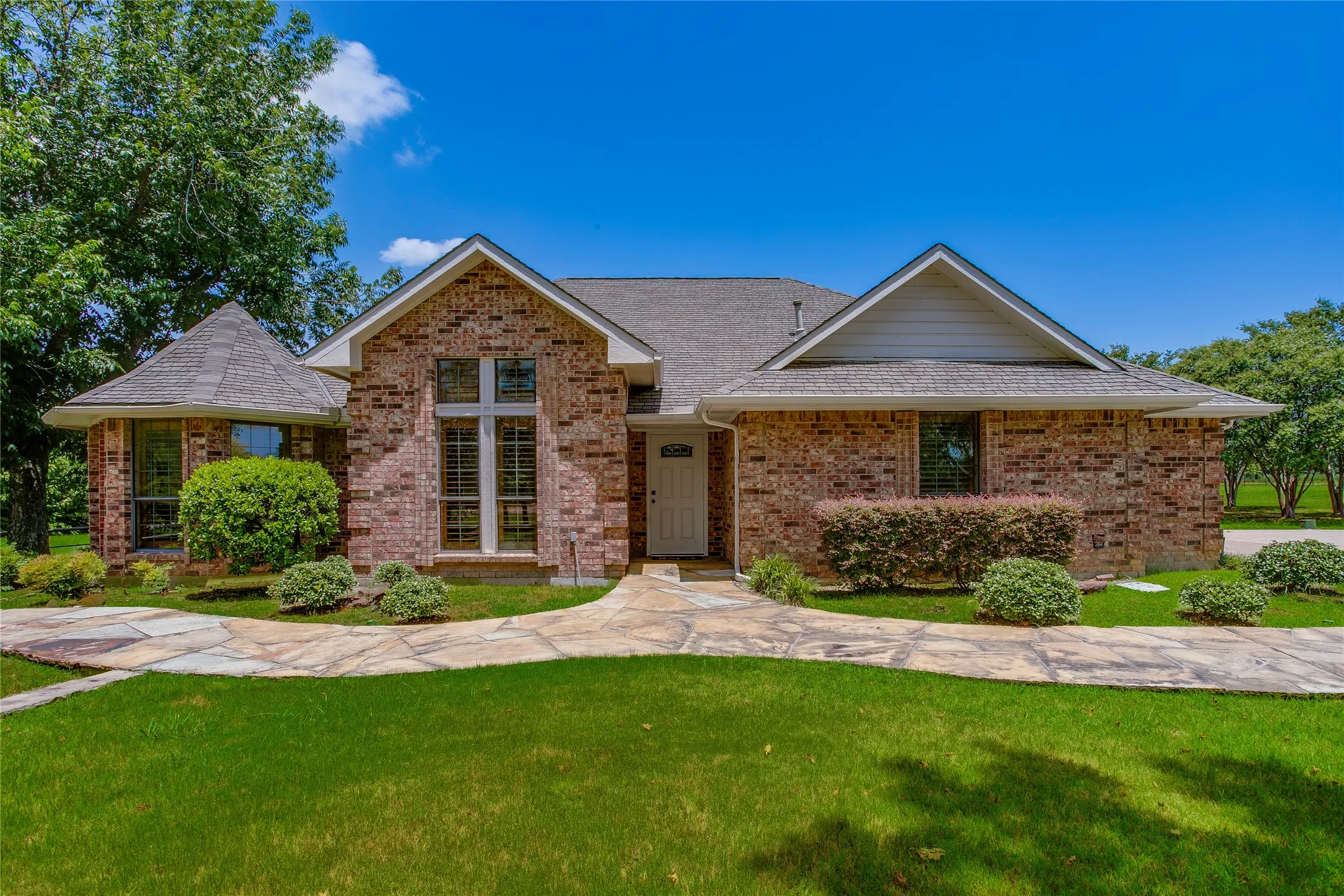 Single Family Residence For Rent in Dallas County , 365 E Tripp Road, Sunnyvale, Texas 75182, 4 Bedrooms, 3 Bathrooms, Garage spaces, 2,783 Sqft, built in 1984, Price $3,350, mls#21336370, Real Estate Agent in Sunnyvale, Homes For Rent in Dallas county, Homes For Rent in Sunnyvale, Realtor in Sunnyvale Texas, Real Estate Brokerage Independent Realty Texas, Luminita Cordes Realtor