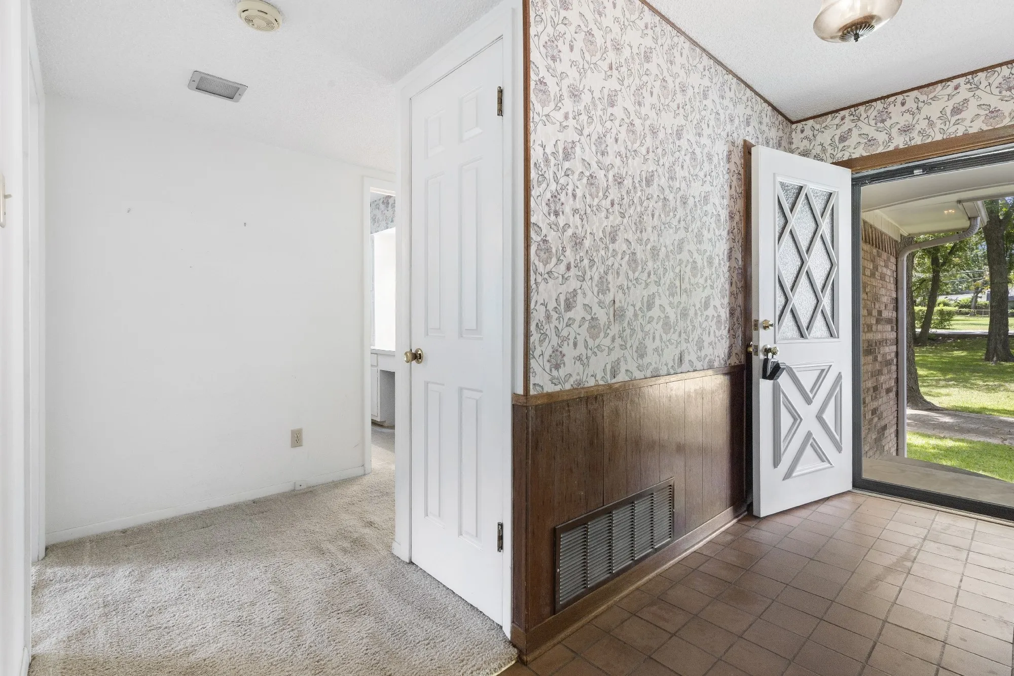 Single Family Residence For Sale in Grayson County , 830 Layne Drive, Denison, Texas 75020, 2 Bedroom, 2 Bathroom, 2 Garage spaces, 1,735 Sqft, built in 1965, mls#21333741, Real Estate Agent in Denison, Homes For Sale in Grayson county, Homes For Sale in Denison, Realtor in Denison Texas, Real Estate Brokerage Independent Realty Texas, Luminita Cordes Realtor