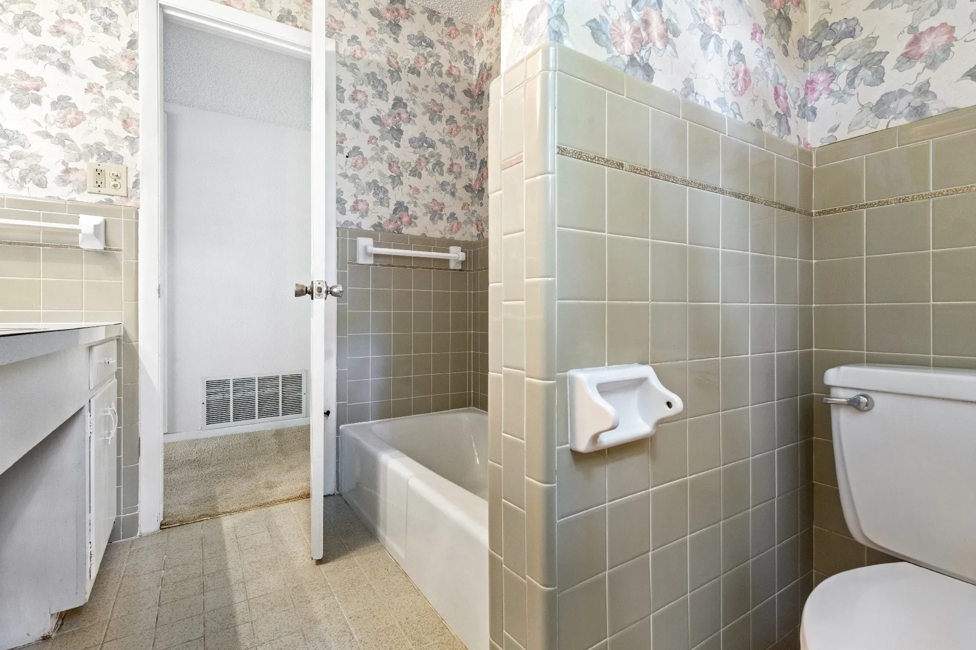 Single Family Residence For Sale in Grayson County , 830 Layne Drive, Denison, Texas 75020, 2 Bedroom, 2 Bathroom, 2 Garage spaces, 1,735 Sqft, built in 1965, mls#21333741, Real Estate Agent in Denison, Homes For Sale in Grayson county, Homes For Sale in Denison, Realtor in Denison Texas, Real Estate Brokerage Independent Realty Texas, Luminita Cordes Realtor