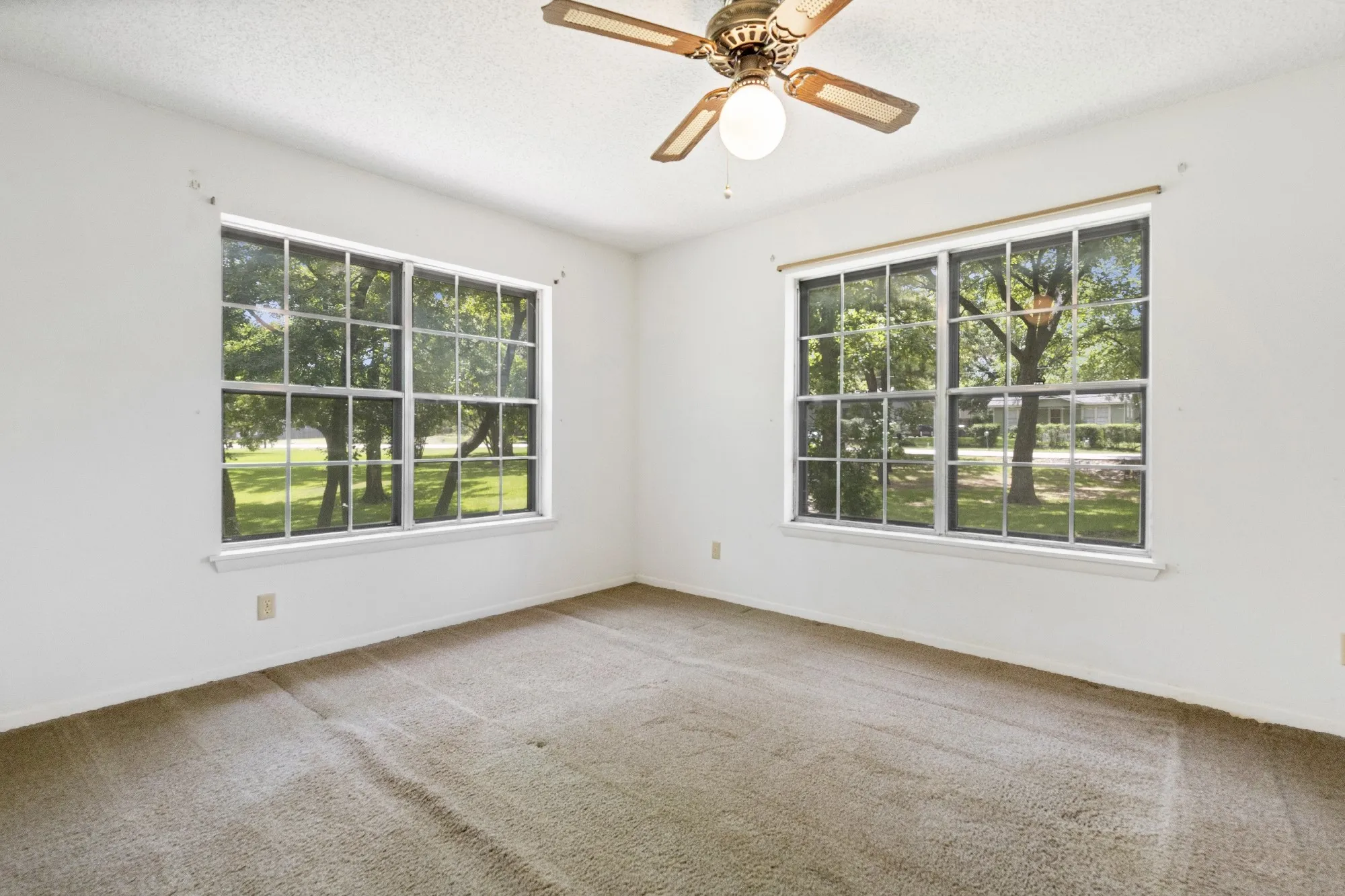 Single Family Residence For Sale in Grayson County , 830 Layne Drive, Denison, Texas 75020, 2 Bedroom, 2 Bathroom, 2 Garage spaces, 1,735 Sqft, built in 1965, mls#21333741, Real Estate Agent in Denison, Homes For Sale in Grayson county, Homes For Sale in Denison, Realtor in Denison Texas, Real Estate Brokerage Independent Realty Texas, Luminita Cordes Realtor
