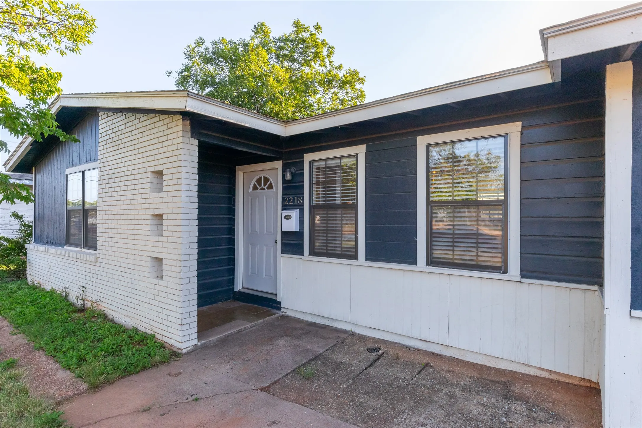 Single Family Residence For Sale in Taylor County , 2218 N Mockingbird, Abilene, Texas 79603, 3 Bedroom, 1 Bathroom, Garage spaces, 1,304 Sqft, built in 1956, mls#21339857, Real Estate Agent in Abilene, Homes For Sale in Taylor county, Homes For Sale in Abilene, Realtor in Abilene Texas, Real Estate Brokerage Independent Realty Texas, Luminita Cordes Realtor