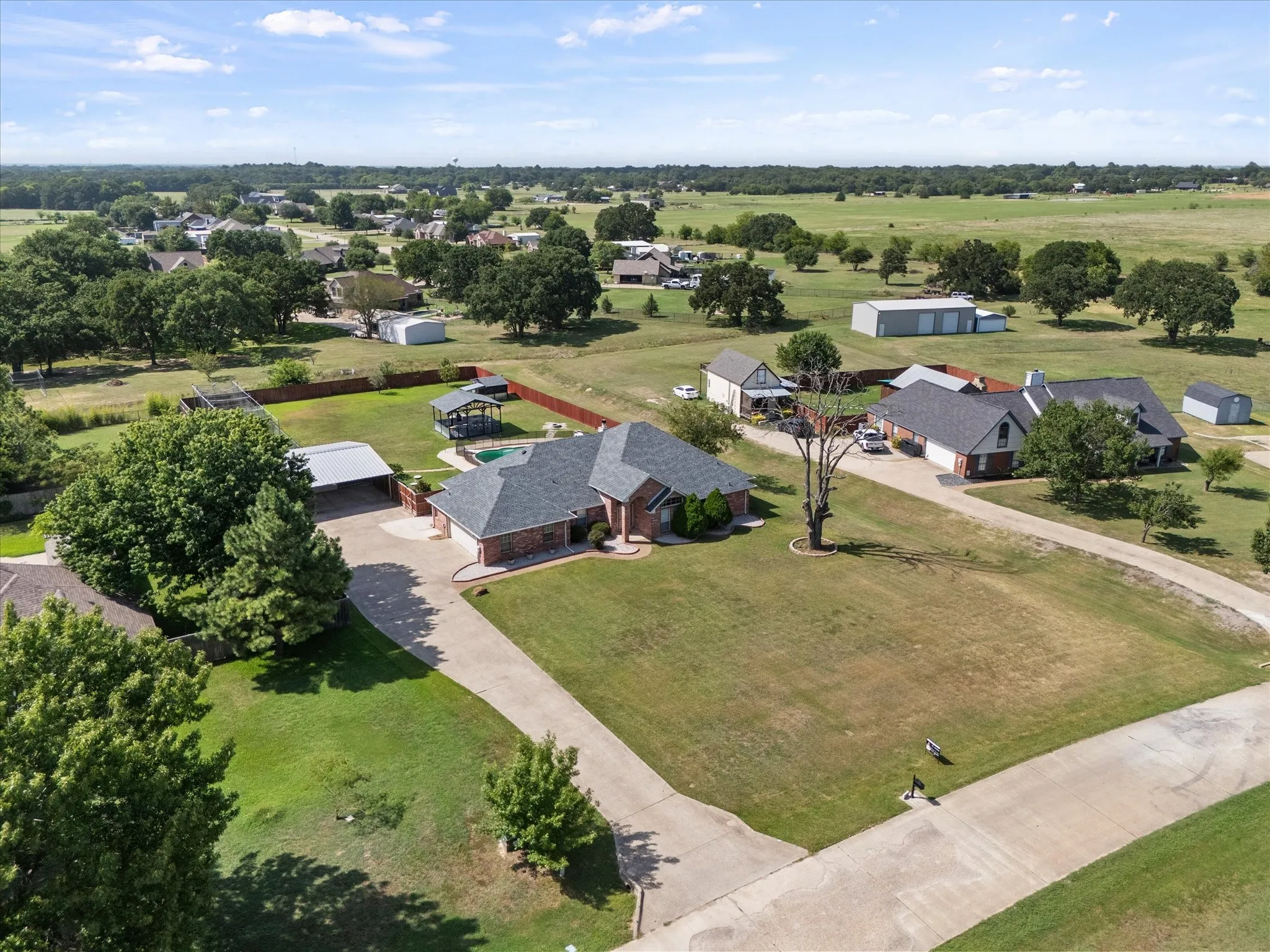 Single Family Residence For Sale in Kaufman County , 1089 Oak Hollow Lane, Combine, Texas 75159, 4 Bedroom, 4 Bathroom, 2 Garage spaces, 3,052 Sqft, built in 1999, mls#21339175, Real Estate Agent in Combine, Homes For Sale in Kaufman county, Homes For Sale in Combine, Realtor in Combine Texas, Real Estate Brokerage Independent Realty Texas, Luminita Cordes Realtor