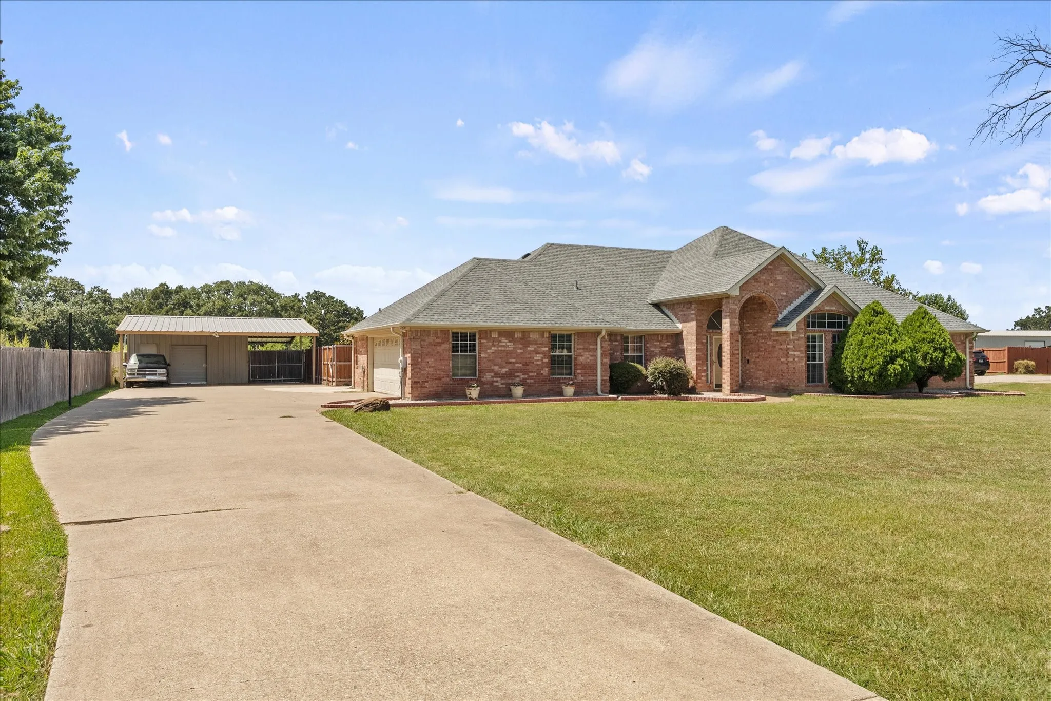 Single Family Residence For Sale in Kaufman County , 1089 Oak Hollow Lane, Combine, Texas 75159, 4 Bedroom, 4 Bathroom, 2 Garage spaces, 3,052 Sqft, built in 1999, mls#21339175, Real Estate Agent in Combine, Homes For Sale in Kaufman county, Homes For Sale in Combine, Realtor in Combine Texas, Real Estate Brokerage Independent Realty Texas, Luminita Cordes Realtor