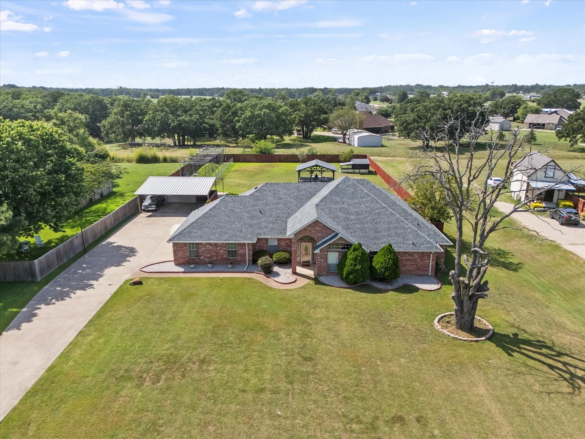 Single Family Residence For Sale in Kaufman County , 1089 Oak Hollow Lane, Combine, Texas 75159, 4 Bedroom, 4 Bathroom, 2 Garage spaces, 3,052 Sqft, built in 1999, mls#21339175, Real Estate Agent in Combine, Homes For Sale in Kaufman county, Homes For Sale in Combine, Realtor in Combine Texas, Real Estate Brokerage Independent Realty Texas, Luminita Cordes Realtor