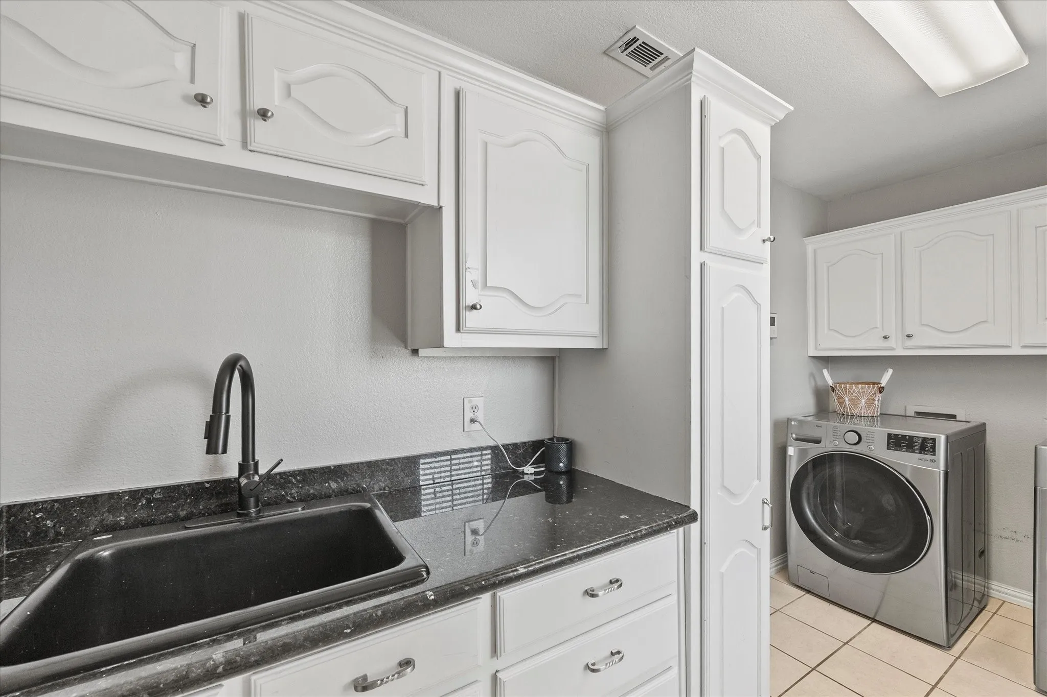 Single Family Residence For Sale in Kaufman County , 1089 Oak Hollow Lane, Combine, Texas 75159, 4 Bedroom, 4 Bathroom, 2 Garage spaces, 3,052 Sqft, built in 1999, mls#21339175, Real Estate Agent in Combine, Homes For Sale in Kaufman county, Homes For Sale in Combine, Realtor in Combine Texas, Real Estate Brokerage Independent Realty Texas, Luminita Cordes Realtor