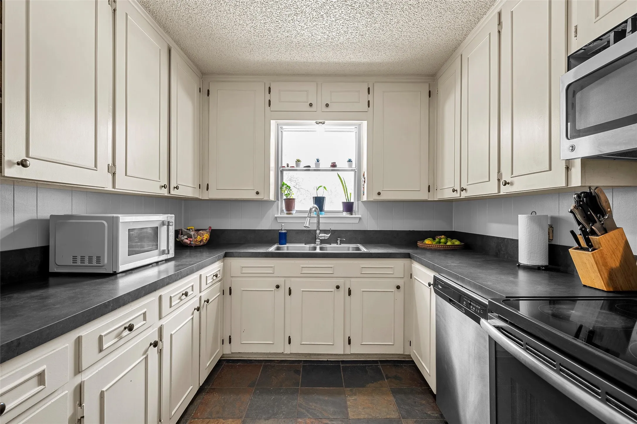 Single Family Residence For Sale in Mc Lennan County , 1047 Fort Hill Road, Waco, Texas 76705, 3 Bedroom, 2 Bathroom, 2 Garage spaces, 2,039 Sqft, built in 1976, mls#21340131, Real Estate Agent in Waco, Homes For Sale in Mc Lennan county, Homes For Sale in Waco, Realtor in Waco Texas, Real Estate Brokerage Independent Realty Texas, Luminita Cordes Realtor