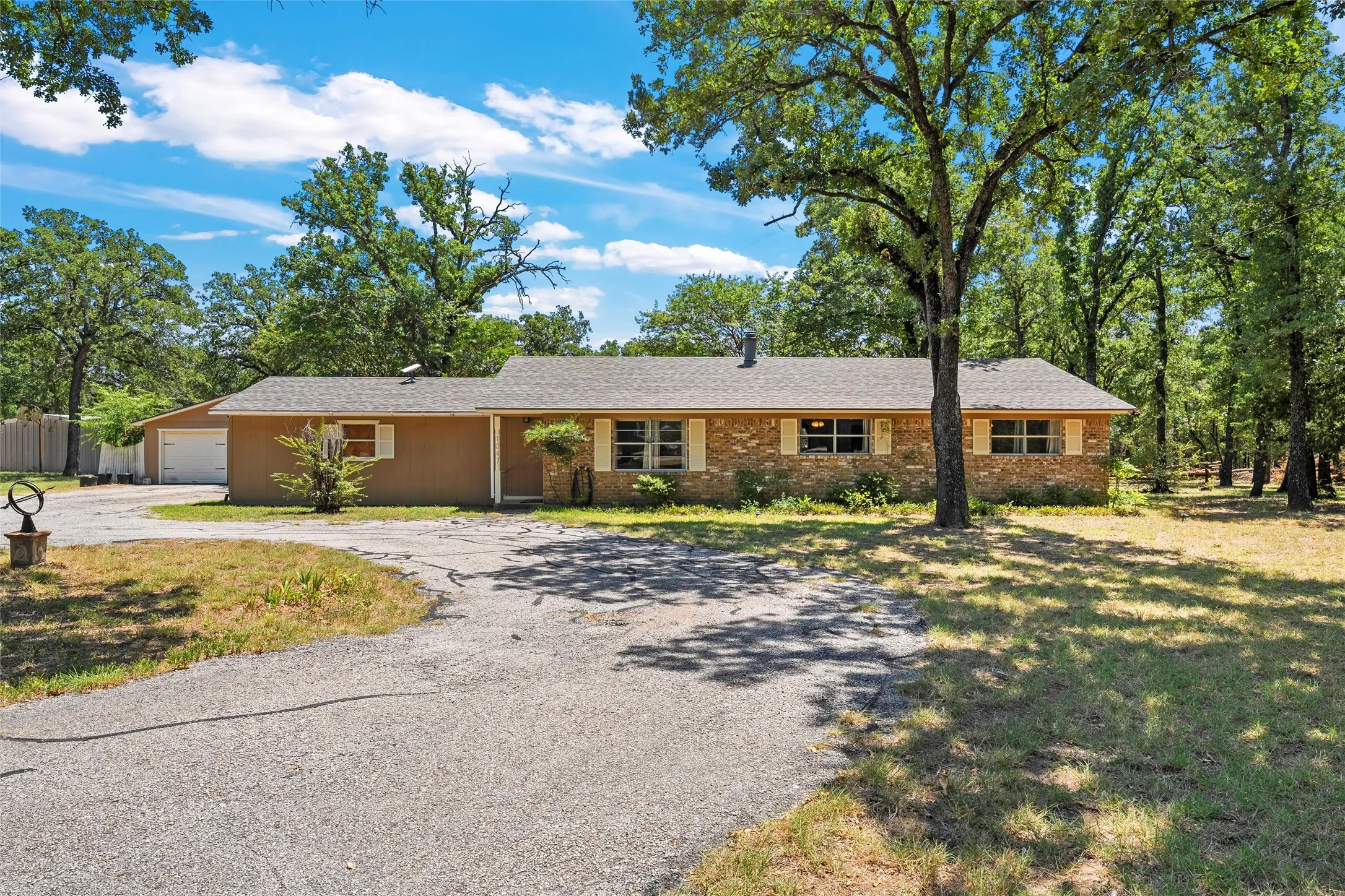 Single Family Residence For Sale in Mc Lennan County , 1047 Fort Hill Road, Waco, Texas 76705, 3 Bedroom, 2 Bathroom, 2 Garage spaces, 2,039 Sqft, built in 1976, mls#21340131, Real Estate Agent in Waco, Homes For Sale in Mc Lennan county, Homes For Sale in Waco, Realtor in Waco Texas, Real Estate Brokerage Independent Realty Texas, Luminita Cordes Realtor