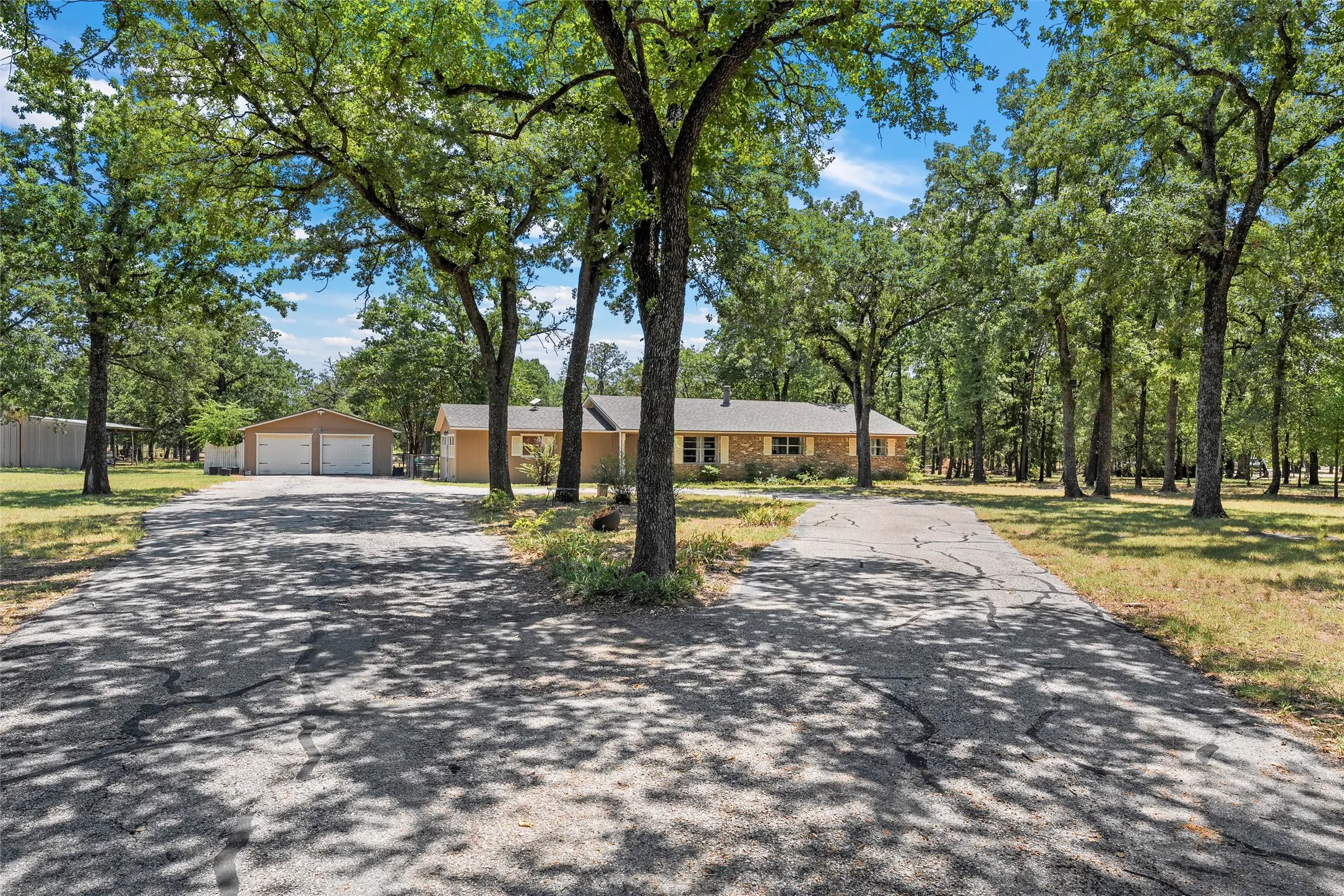 Single Family Residence For Sale in Mc Lennan County , 1047 Fort Hill Road, Waco, Texas 76705, 3 Bedroom, 2 Bathroom, 2 Garage spaces, 2,039 Sqft, built in 1976, mls#21340131, Real Estate Agent in Waco, Homes For Sale in Mc Lennan county, Homes For Sale in Waco, Realtor in Waco Texas, Real Estate Brokerage Independent Realty Texas, Luminita Cordes Realtor