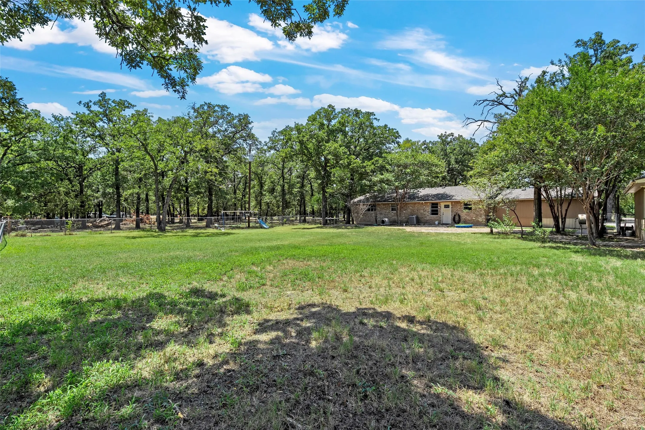 Single Family Residence For Sale in Mc Lennan County , 1047 Fort Hill Road, Waco, Texas 76705, 3 Bedroom, 2 Bathroom, 2 Garage spaces, 2,039 Sqft, built in 1976, mls#21340131, Real Estate Agent in Waco, Homes For Sale in Mc Lennan county, Homes For Sale in Waco, Realtor in Waco Texas, Real Estate Brokerage Independent Realty Texas, Luminita Cordes Realtor