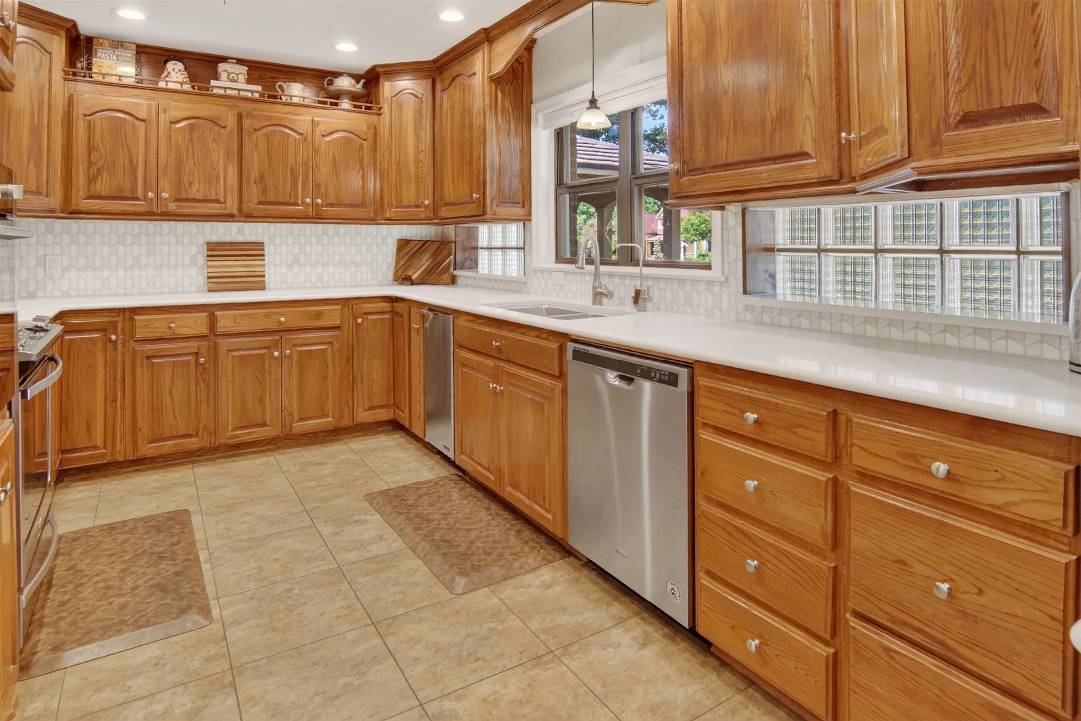 Single Family Residence For Sale in Young County , 825 Elm Street, Graham, Texas 76450, 3 Bedroom, 3 Bathroom, 1 Garage spaces, 3,187 Sqft, built in 1940, mls#21339649, Real Estate Agent in Graham, Homes For Sale in Young county, Homes For Sale in Graham, Realtor in Graham Texas, Real Estate Brokerage Independent Realty Texas, Luminita Cordes Realtor