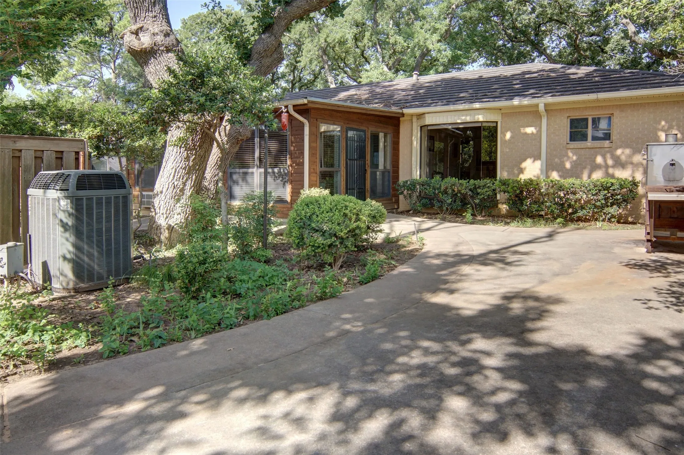Single Family Residence For Sale in Young County , 825 Elm Street, Graham, Texas 76450, 3 Bedroom, 3 Bathroom, 1 Garage spaces, 3,187 Sqft, built in 1940, mls#21339649, Real Estate Agent in Graham, Homes For Sale in Young county, Homes For Sale in Graham, Realtor in Graham Texas, Real Estate Brokerage Independent Realty Texas, Luminita Cordes Realtor