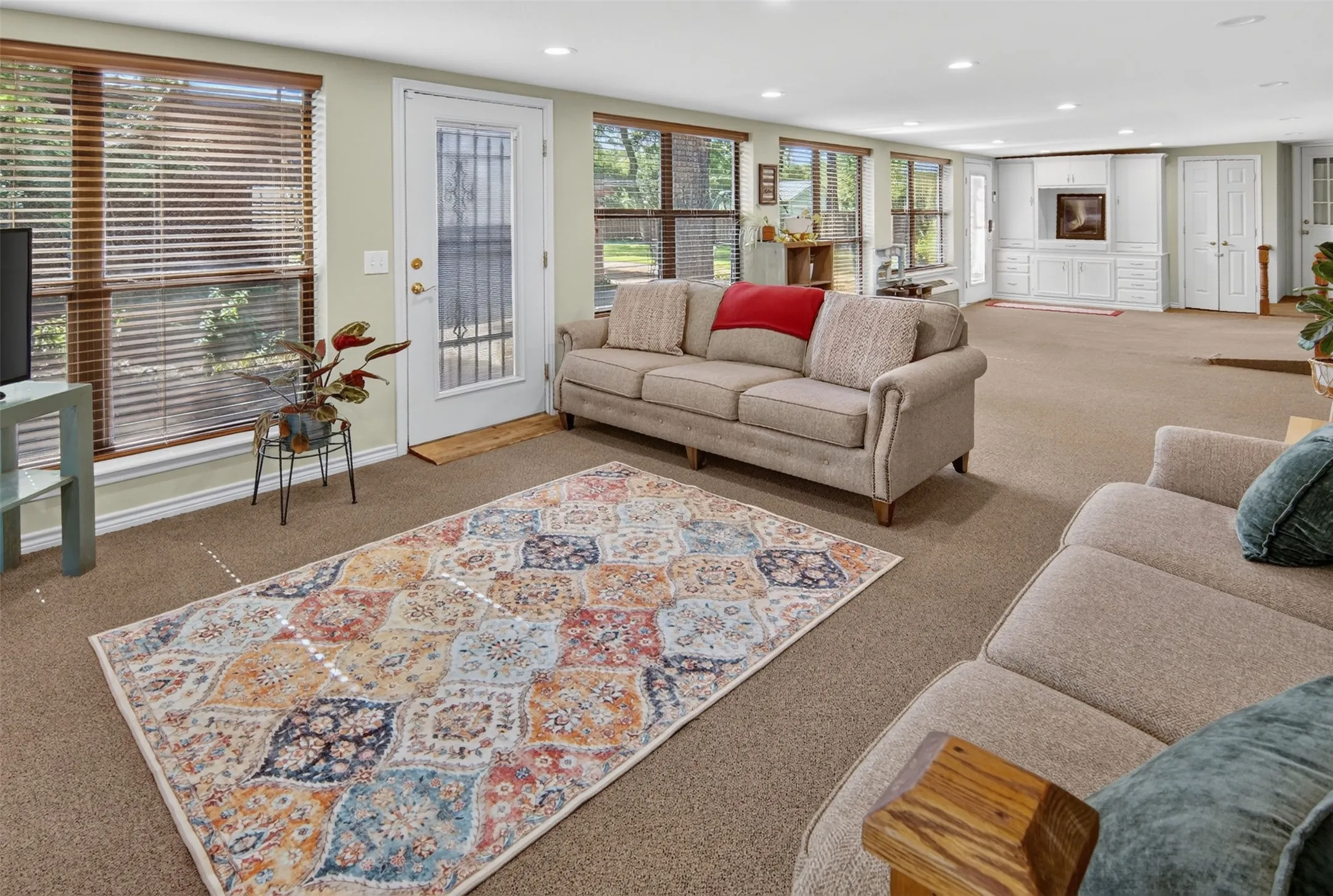 Single Family Residence For Sale in Young County , 825 Elm Street, Graham, Texas 76450, 3 Bedroom, 3 Bathroom, 1 Garage spaces, 3,187 Sqft, built in 1940, mls#21339649, Real Estate Agent in Graham, Homes For Sale in Young county, Homes For Sale in Graham, Realtor in Graham Texas, Real Estate Brokerage Independent Realty Texas, Luminita Cordes Realtor
