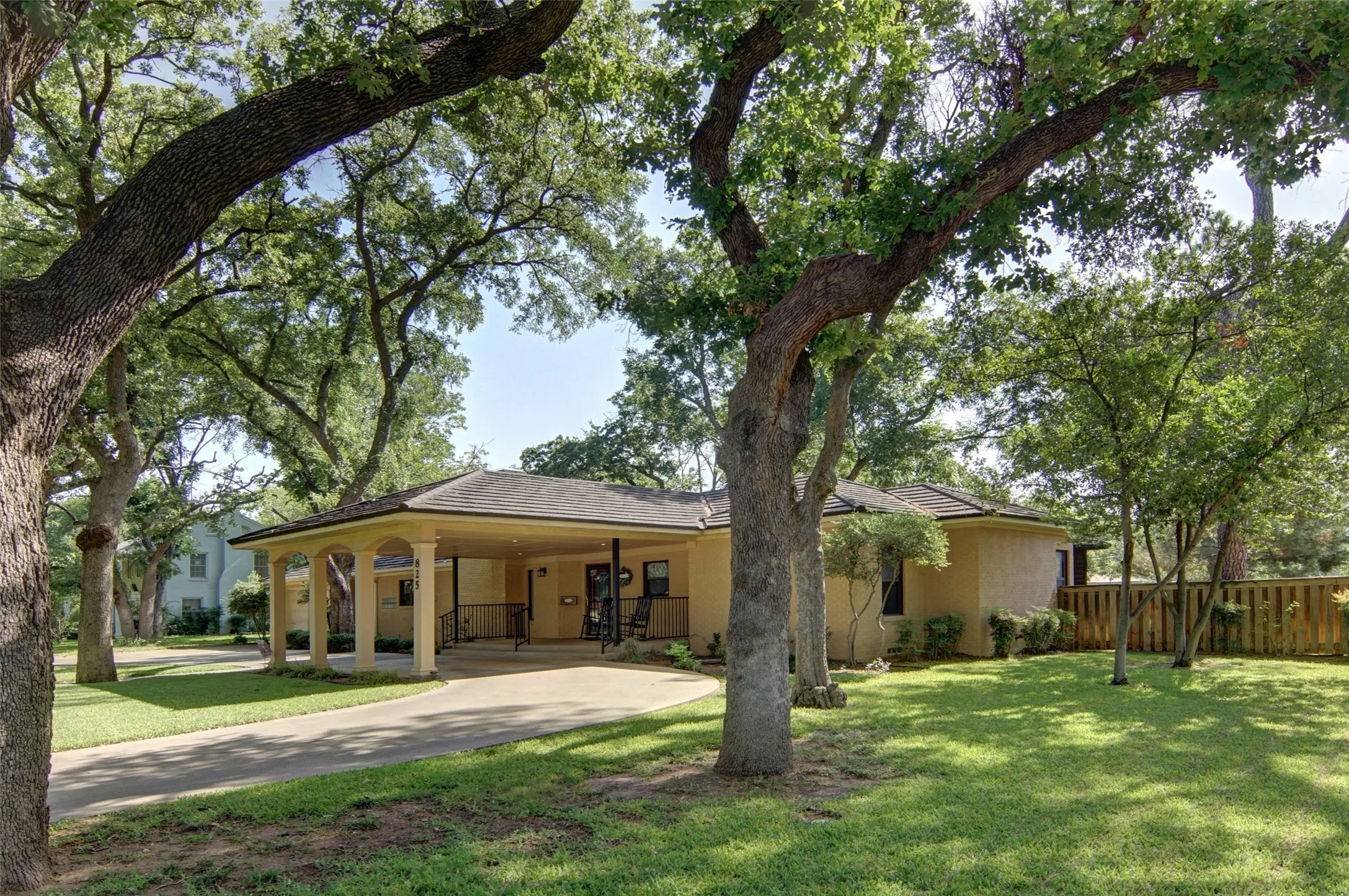Single Family Residence For Sale in Young County , 825 Elm Street, Graham, Texas 76450, 3 Bedroom, 3 Bathroom, 1 Garage spaces, 3,187 Sqft, built in 1940, mls#21339649, Real Estate Agent in Graham, Homes For Sale in Young county, Homes For Sale in Graham, Realtor in Graham Texas, Real Estate Brokerage Independent Realty Texas, Luminita Cordes Realtor