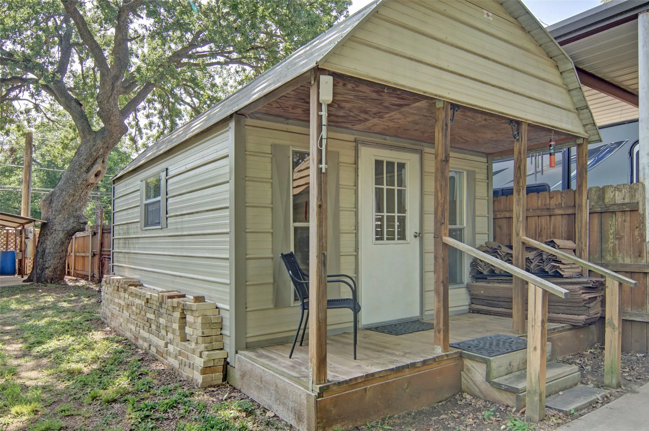 Single Family Residence For Sale in Young County , 825 Elm Street, Graham, Texas 76450, 3 Bedroom, 3 Bathroom, 1 Garage spaces, 3,187 Sqft, built in 1940, mls#21339649, Real Estate Agent in Graham, Homes For Sale in Young county, Homes For Sale in Graham, Realtor in Graham Texas, Real Estate Brokerage Independent Realty Texas, Luminita Cordes Realtor