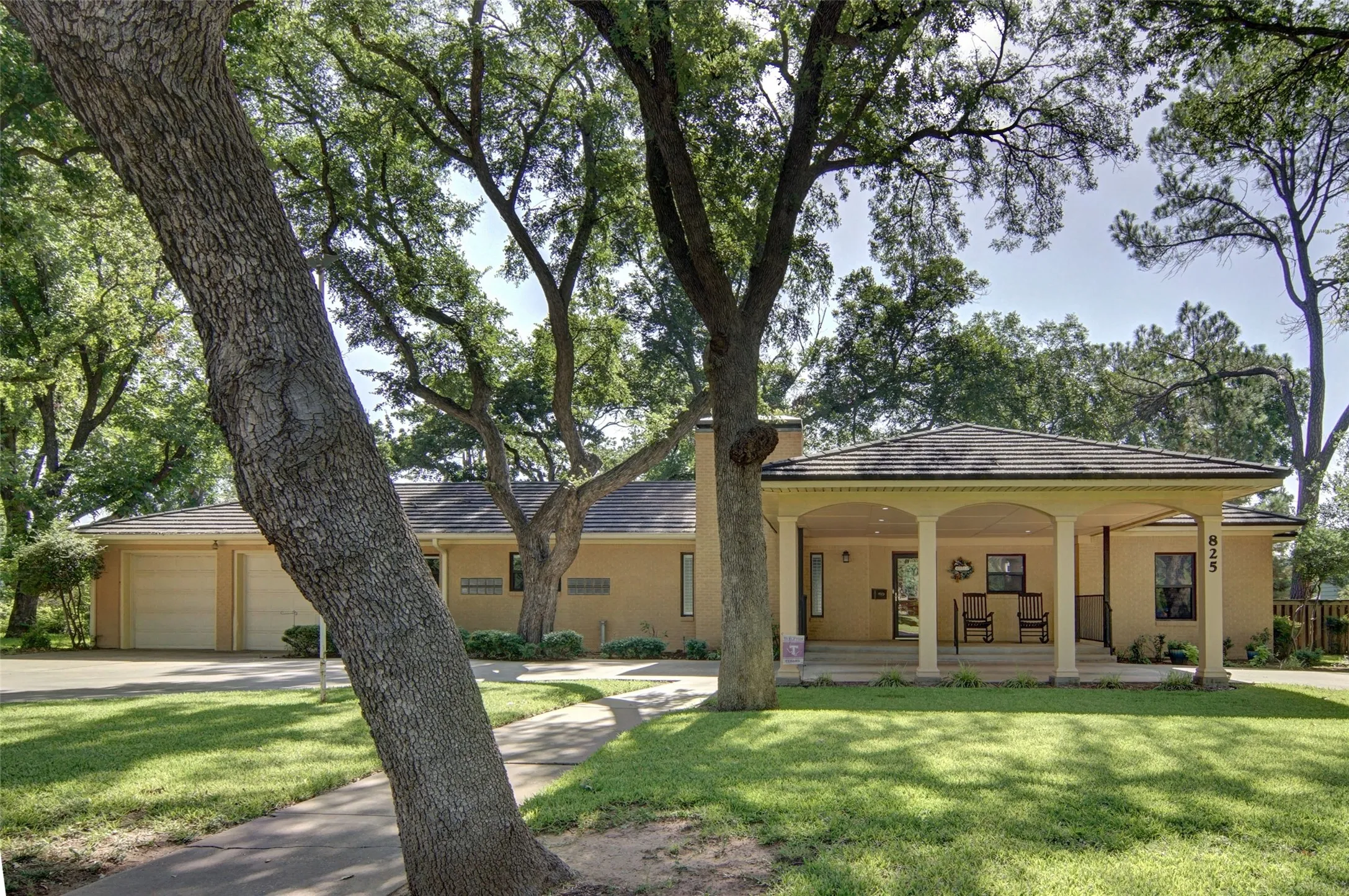 Single Family Residence For Sale in Young County , 825 Elm Street, Graham, Texas 76450, 3 Bedroom, 3 Bathroom, 1 Garage spaces, 3,187 Sqft, built in 1940, mls#21339649, Real Estate Agent in Graham, Homes For Sale in Young county, Homes For Sale in Graham, Realtor in Graham Texas, Real Estate Brokerage Independent Realty Texas, Luminita Cordes Realtor