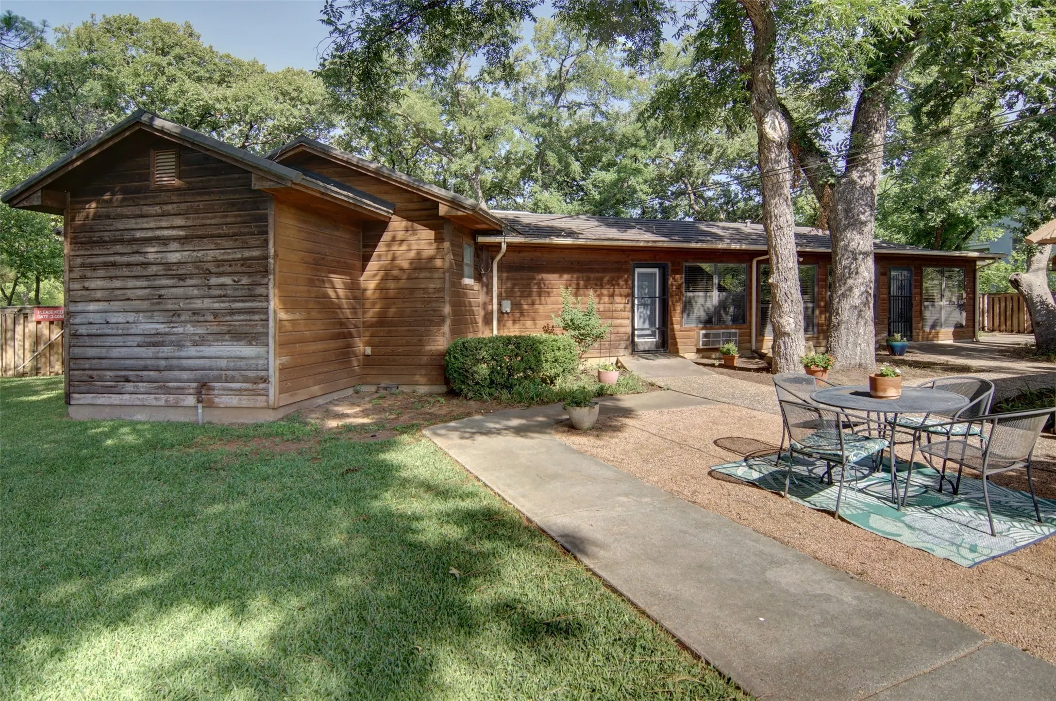 Single Family Residence For Sale in Young County , 825 Elm Street, Graham, Texas 76450, 3 Bedroom, 3 Bathroom, 1 Garage spaces, 3,187 Sqft, built in 1940, mls#21339649, Real Estate Agent in Graham, Homes For Sale in Young county, Homes For Sale in Graham, Realtor in Graham Texas, Real Estate Brokerage Independent Realty Texas, Luminita Cordes Realtor