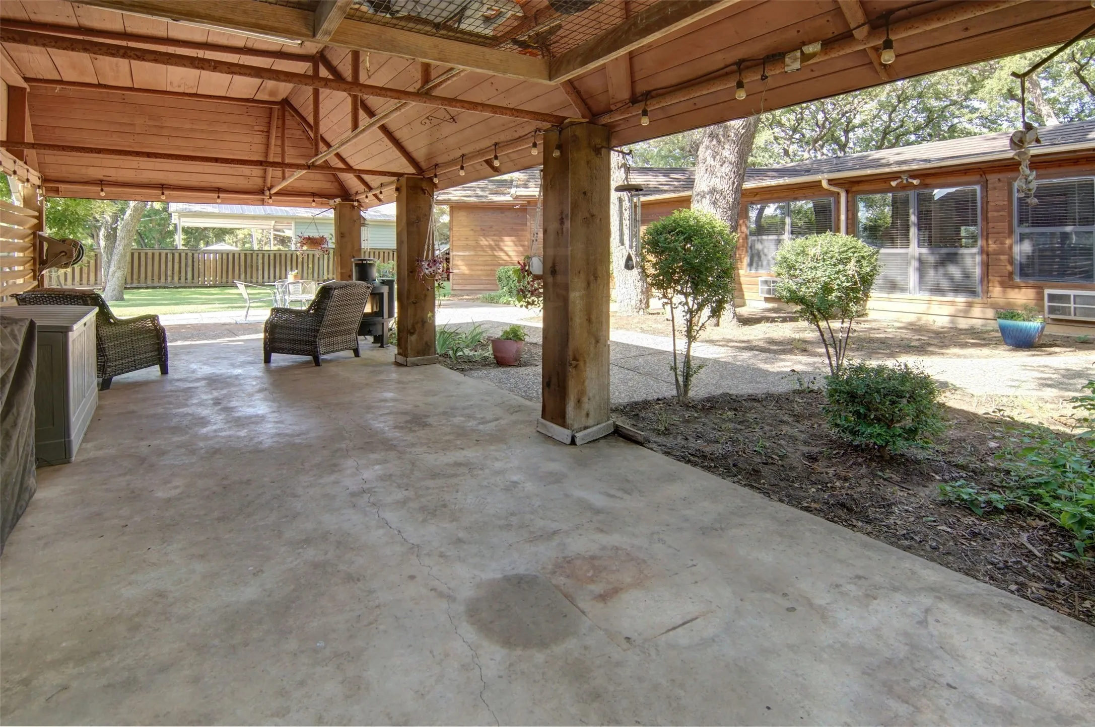 Single Family Residence For Sale in Young County , 825 Elm Street, Graham, Texas 76450, 3 Bedroom, 3 Bathroom, 1 Garage spaces, 3,187 Sqft, built in 1940, mls#21339649, Real Estate Agent in Graham, Homes For Sale in Young county, Homes For Sale in Graham, Realtor in Graham Texas, Real Estate Brokerage Independent Realty Texas, Luminita Cordes Realtor