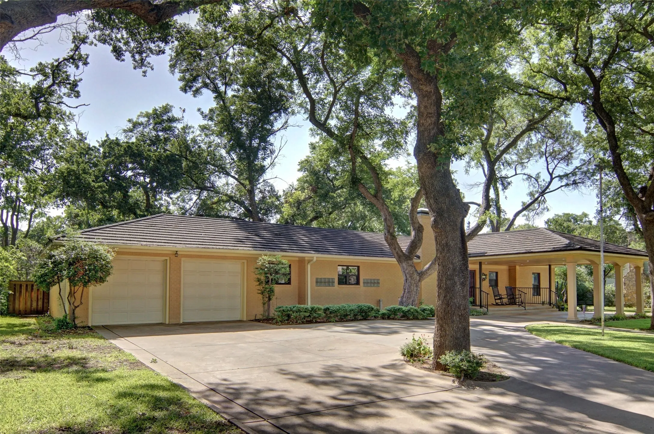 Single Family Residence For Sale in Young County , 825 Elm Street, Graham, Texas 76450, 3 Bedroom, 3 Bathroom, 1 Garage spaces, 3,187 Sqft, built in 1940, mls#21339649, Real Estate Agent in Graham, Homes For Sale in Young county, Homes For Sale in Graham, Realtor in Graham Texas, Real Estate Brokerage Independent Realty Texas, Luminita Cordes Realtor