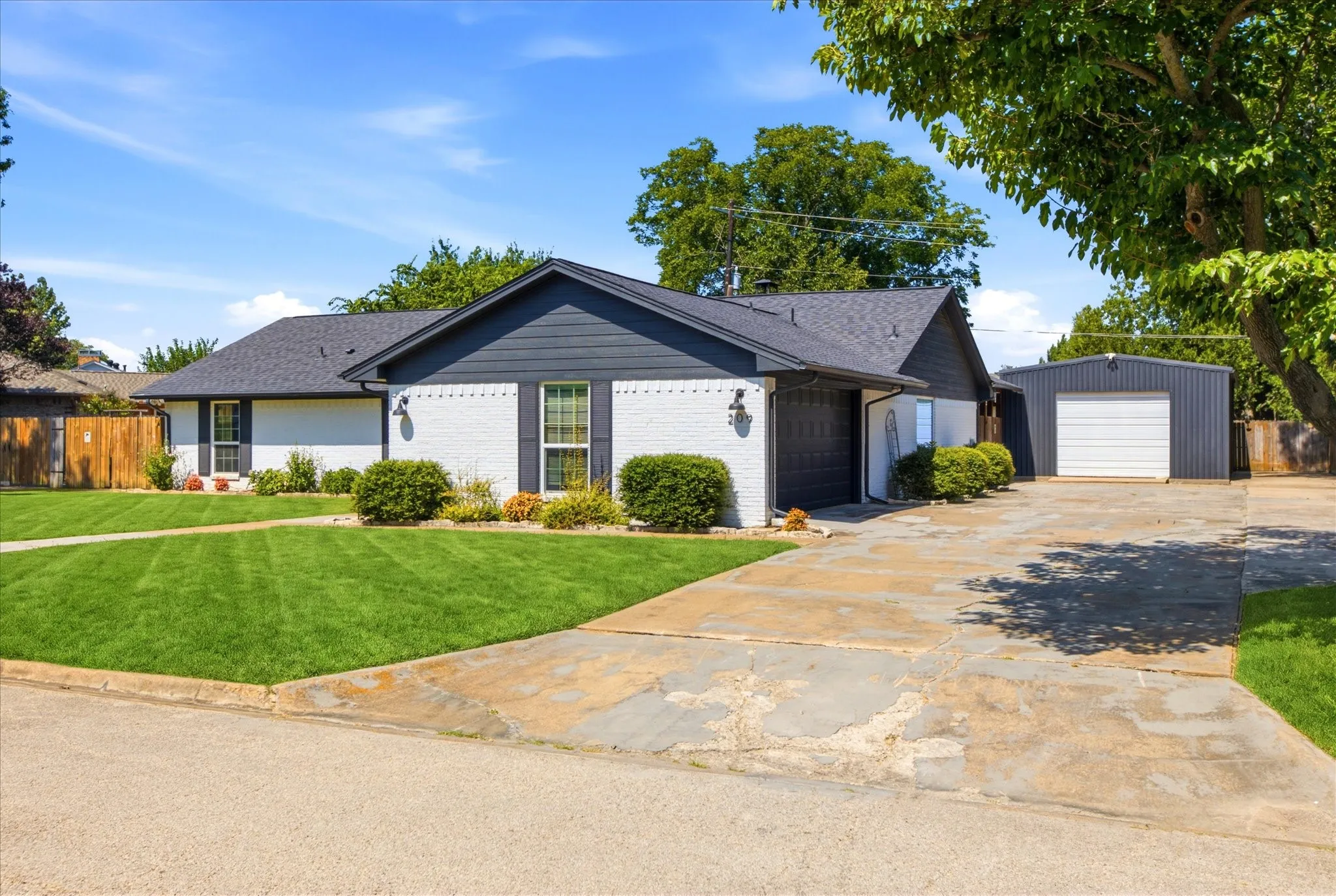 Single Family Residence For Sale in Denton County , 209 Diane Drive, Sanger, Texas 76266, 4 Bedroom, 3 Bathroom, 2 Garage spaces, 1,904 Sqft, built in 1983, mls#21339768, Real Estate Agent in Sanger, Homes For Sale in Denton county, Homes For Sale in Sanger, Realtor in Sanger Texas, Real Estate Brokerage Independent Realty Texas, Luminita Cordes Realtor