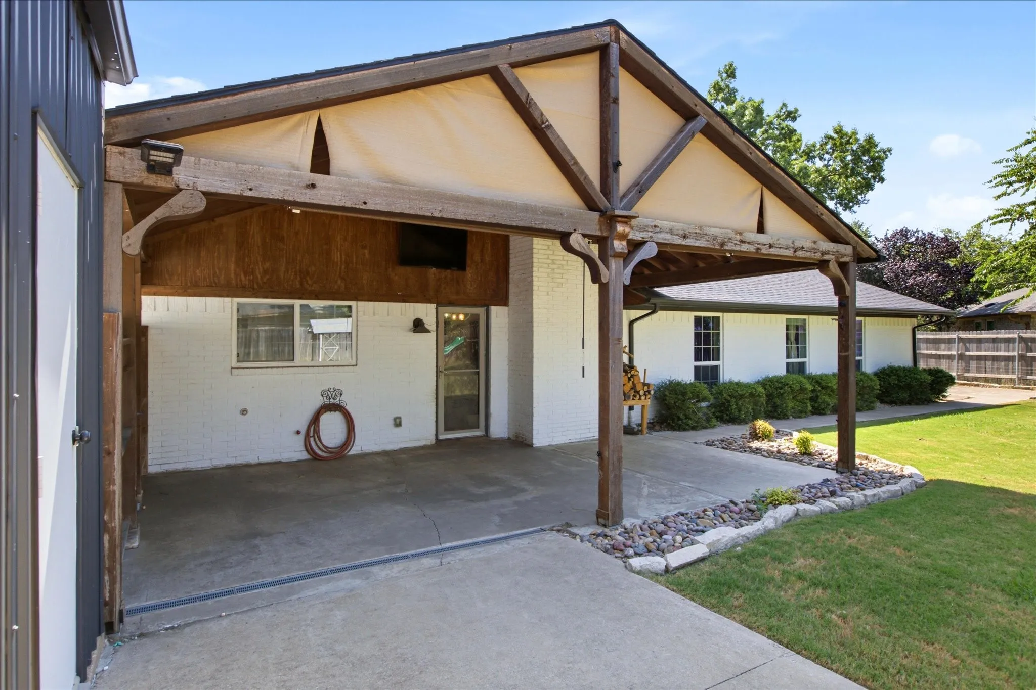 Single Family Residence For Sale in Denton County , 209 Diane Drive, Sanger, Texas 76266, 4 Bedroom, 3 Bathroom, 2 Garage spaces, 1,904 Sqft, built in 1983, mls#21339768, Real Estate Agent in Sanger, Homes For Sale in Denton county, Homes For Sale in Sanger, Realtor in Sanger Texas, Real Estate Brokerage Independent Realty Texas, Luminita Cordes Realtor