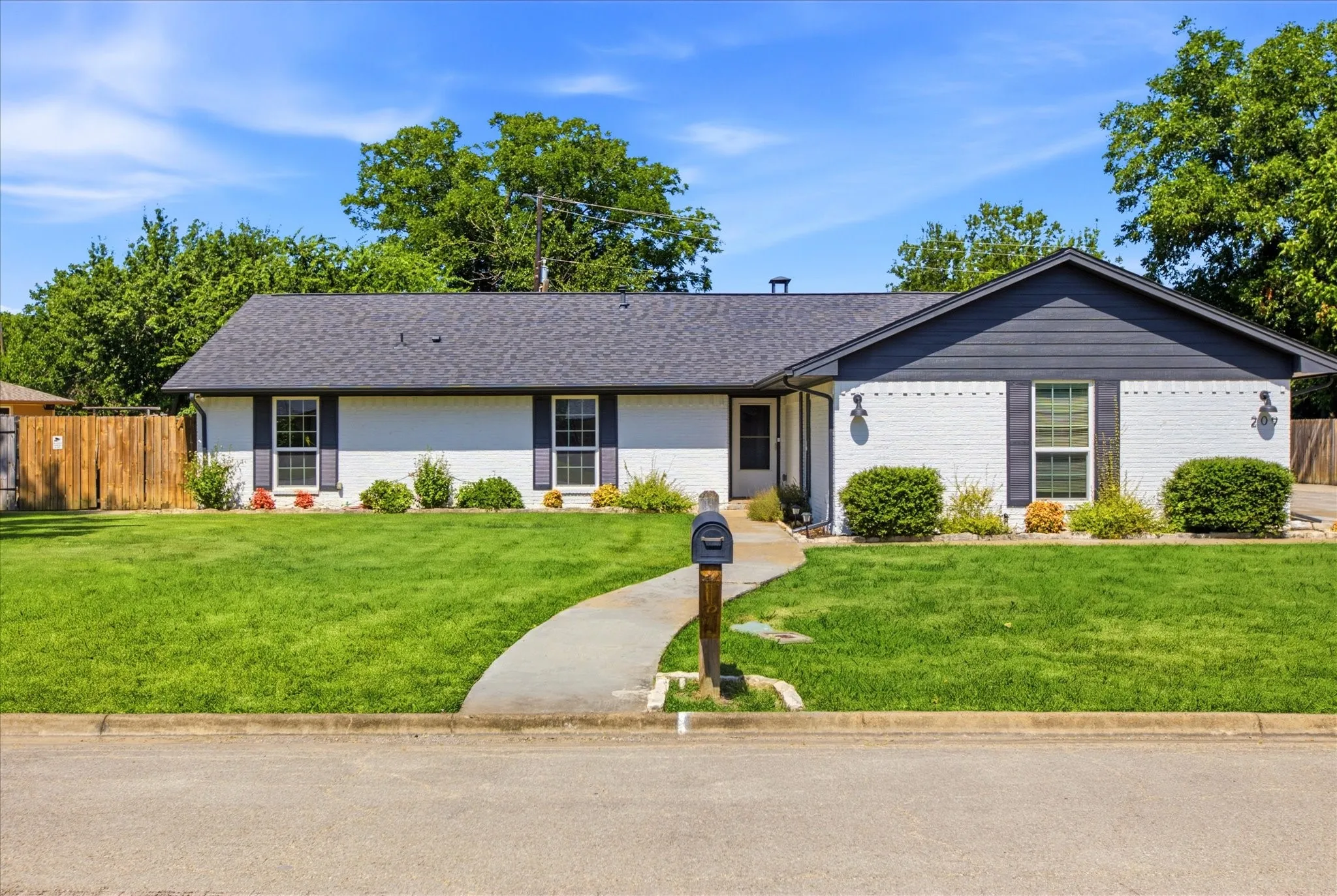 Single Family Residence For Sale in Denton County , 209 Diane Drive, Sanger, Texas 76266, 4 Bedroom, 3 Bathroom, 2 Garage spaces, 1,904 Sqft, built in 1983, mls#21339768, Real Estate Agent in Sanger, Homes For Sale in Denton county, Homes For Sale in Sanger, Realtor in Sanger Texas, Real Estate Brokerage Independent Realty Texas, Luminita Cordes Realtor
