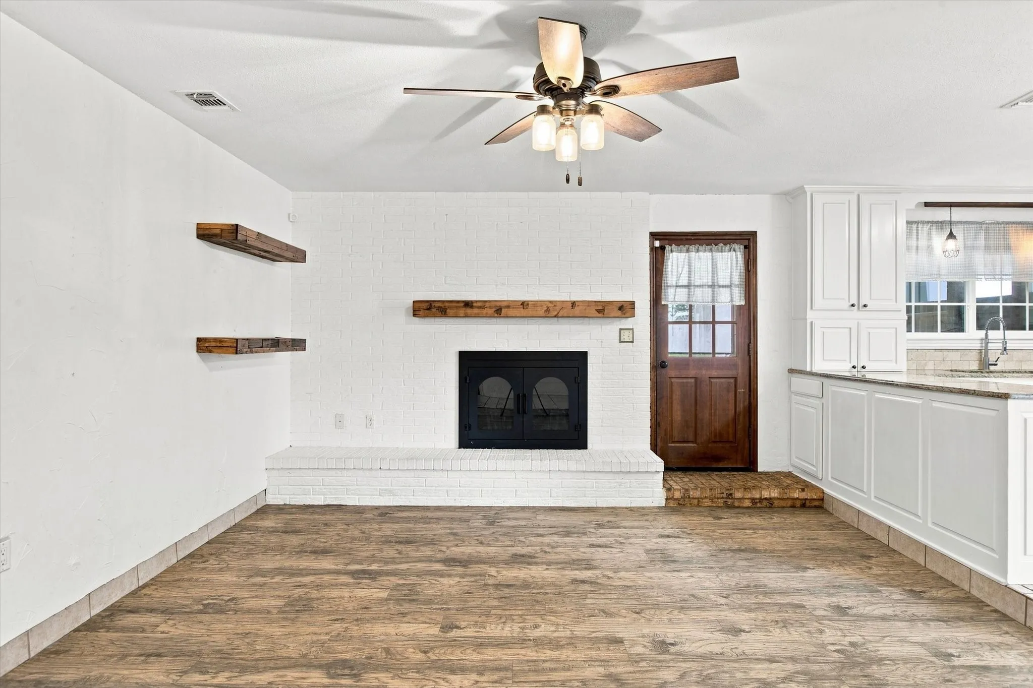 Single Family Residence For Sale in Denton County , 209 Diane Drive, Sanger, Texas 76266, 4 Bedroom, 3 Bathroom, 2 Garage spaces, 1,904 Sqft, built in 1983, mls#21339768, Real Estate Agent in Sanger, Homes For Sale in Denton county, Homes For Sale in Sanger, Realtor in Sanger Texas, Real Estate Brokerage Independent Realty Texas, Luminita Cordes Realtor