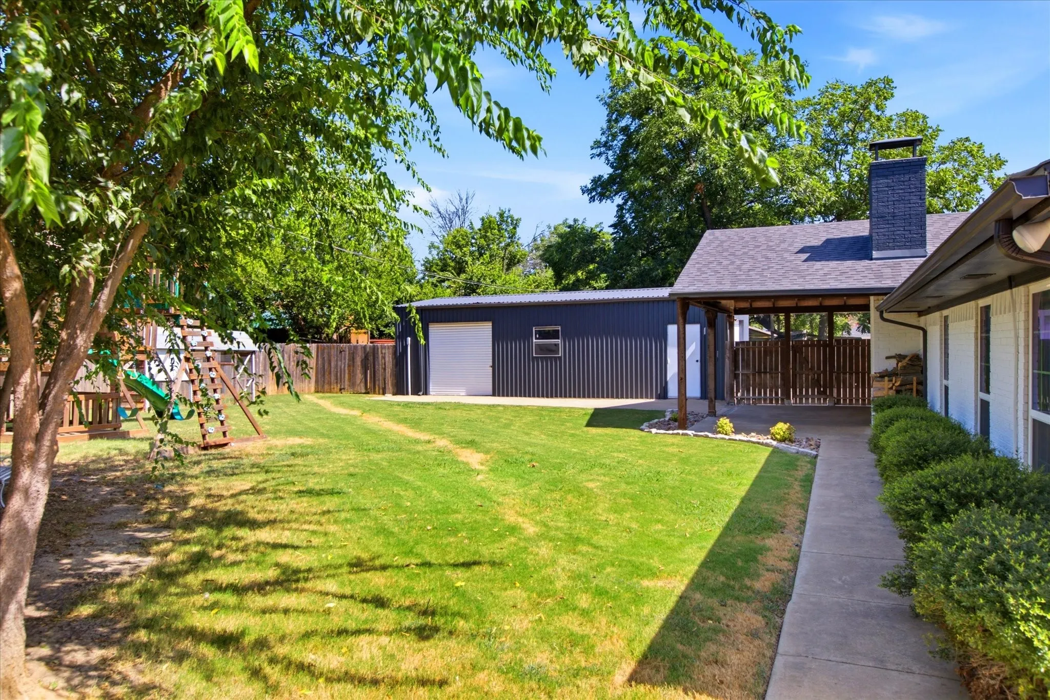 Single Family Residence For Sale in Denton County , 209 Diane Drive, Sanger, Texas 76266, 4 Bedroom, 3 Bathroom, 2 Garage spaces, 1,904 Sqft, built in 1983, mls#21339768, Real Estate Agent in Sanger, Homes For Sale in Denton county, Homes For Sale in Sanger, Realtor in Sanger Texas, Real Estate Brokerage Independent Realty Texas, Luminita Cordes Realtor