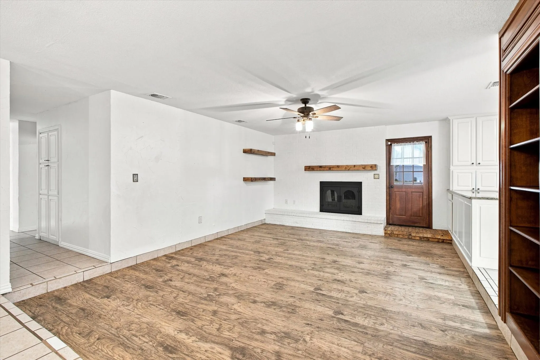 Single Family Residence For Sale in Denton County , 209 Diane Drive, Sanger, Texas 76266, 4 Bedroom, 3 Bathroom, 2 Garage spaces, 1,904 Sqft, built in 1983, mls#21339768, Real Estate Agent in Sanger, Homes For Sale in Denton county, Homes For Sale in Sanger, Realtor in Sanger Texas, Real Estate Brokerage Independent Realty Texas, Luminita Cordes Realtor