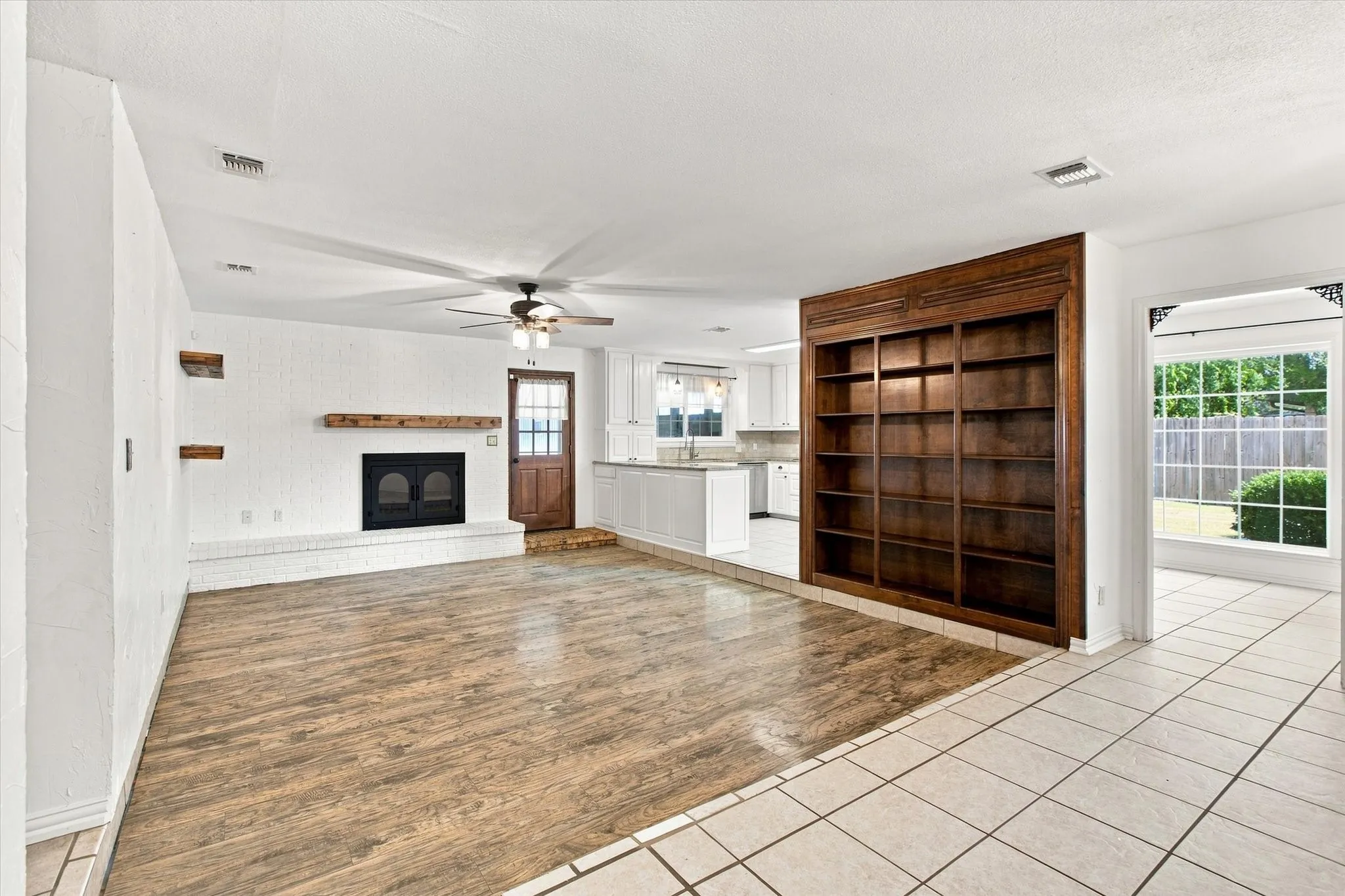 Single Family Residence For Sale in Denton County , 209 Diane Drive, Sanger, Texas 76266, 4 Bedroom, 3 Bathroom, 2 Garage spaces, 1,904 Sqft, built in 1983, mls#21339768, Real Estate Agent in Sanger, Homes For Sale in Denton county, Homes For Sale in Sanger, Realtor in Sanger Texas, Real Estate Brokerage Independent Realty Texas, Luminita Cordes Realtor