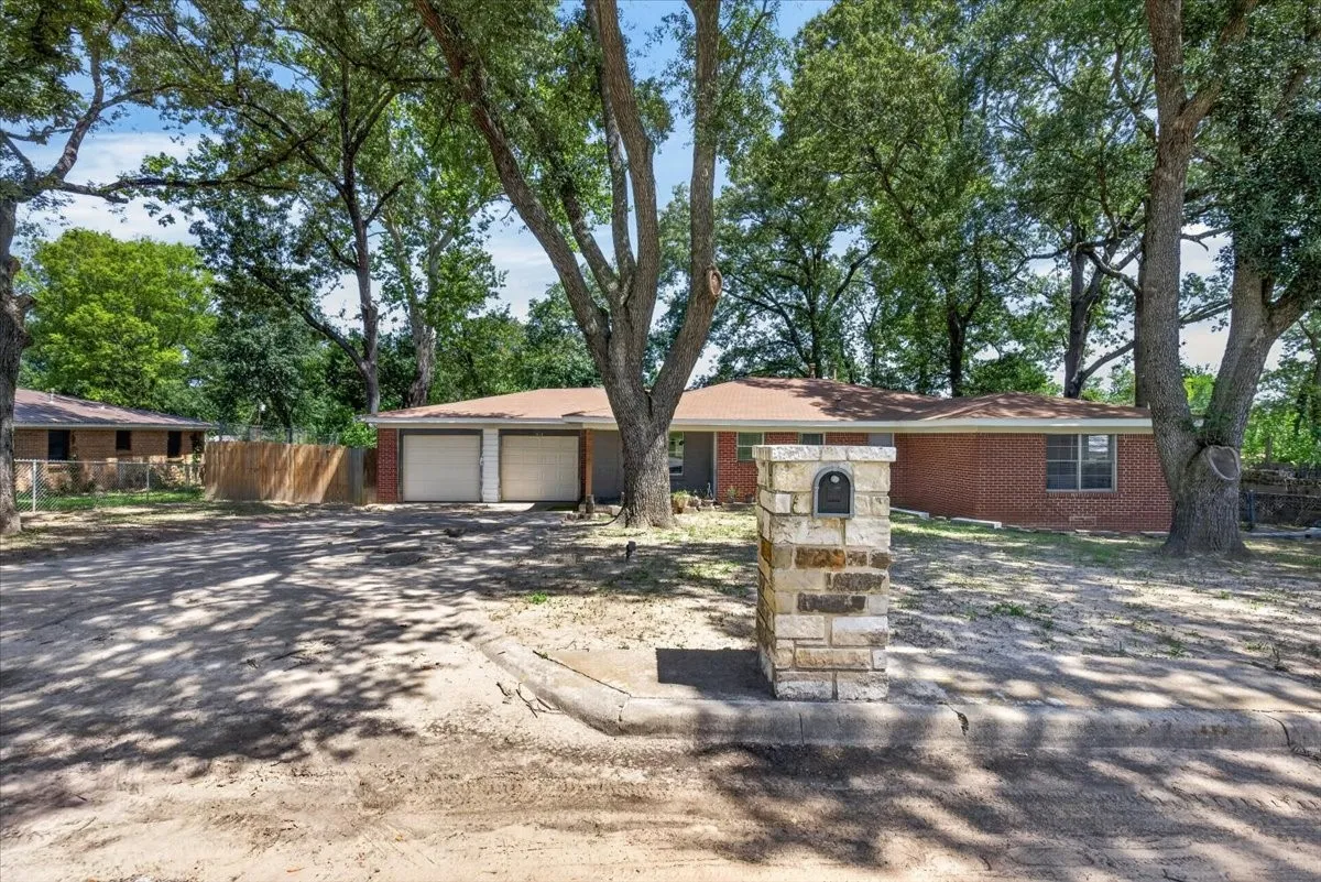 Single Family Residence For Rent in Henderson County , 925 Maryland Drive, Athens, Texas 75751, 3 Bedroom, 2 Bathroom, Garage spaces, 1,721 Sqft, built in 1958, mls#21340099, Real Estate Agent in Athens, Homes For Rent in Henderson county, Homes For Rent in Athens, Realtor in Athens Texas, Real Estate Brokerage Independent Realty Texas, Luminita Cordes Realtor