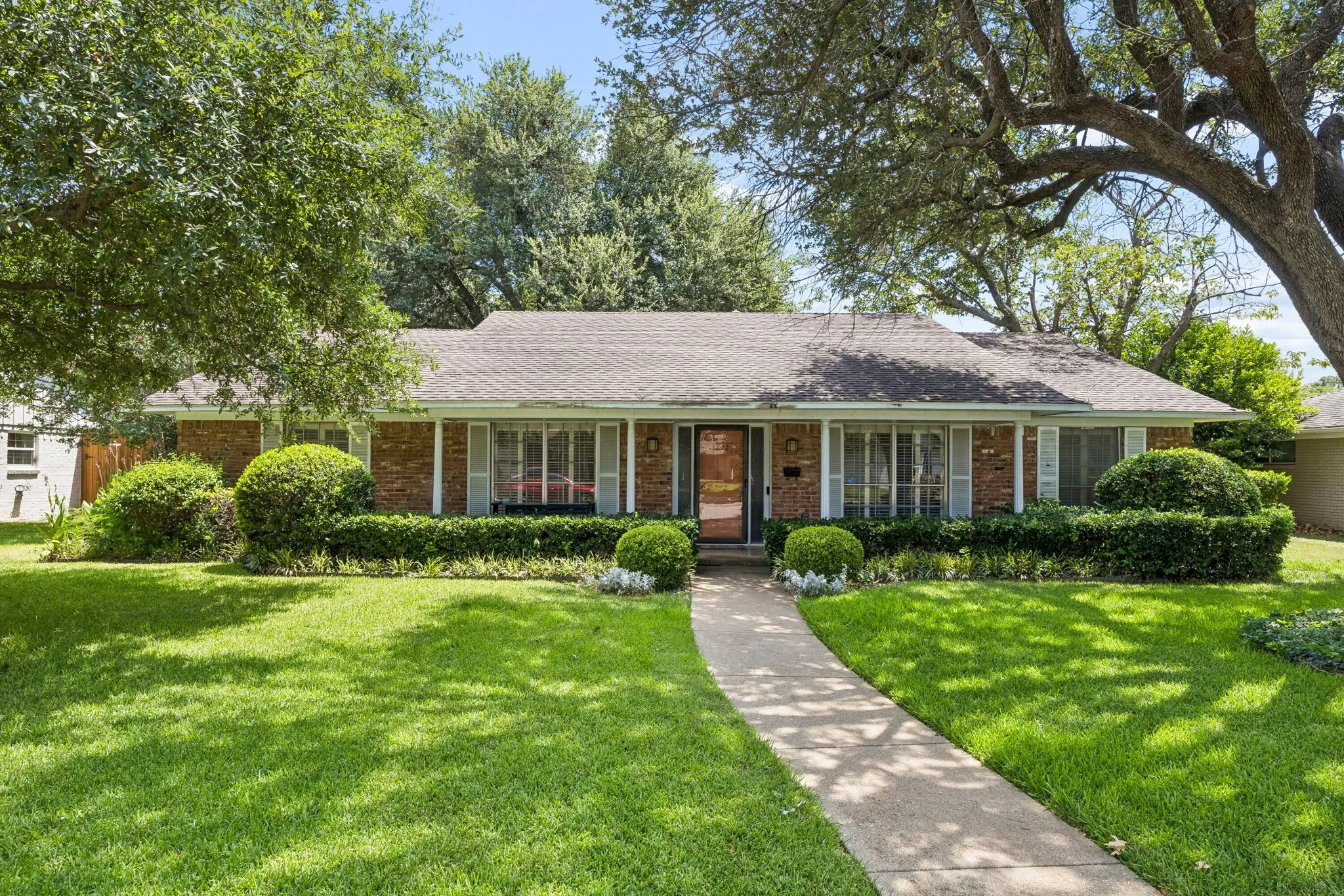 Single Family Residence For Sale in Dallas County , 3240 Chapel Downs Drive, Dallas, Texas 75229, 4 Bedroom, 3 Bathroom, 2 Garage spaces, 2,316 Sqft, built in 1962, mls#21338829, Real Estate Agent in Dallas, Homes For Sale in Dallas county, Homes For Sale in Dallas, Realtor in Dallas Texas, Real Estate Brokerage Independent Realty Texas, Luminita Cordes Realtor