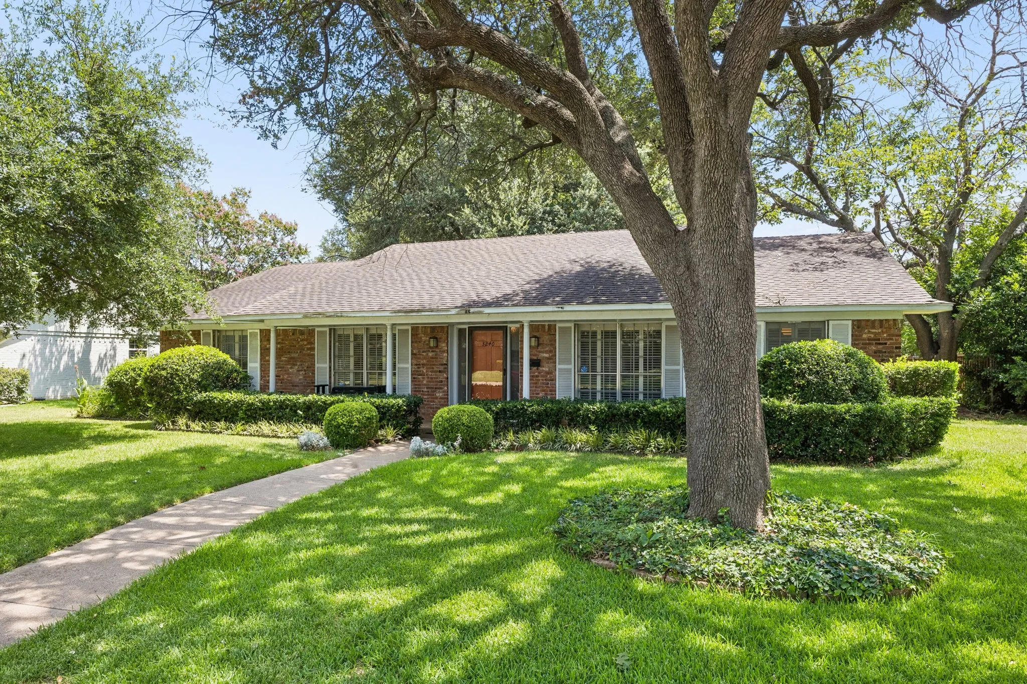 Single Family Residence For Sale in Dallas County , 3240 Chapel Downs Drive, Dallas, Texas 75229, 4 Bedroom, 3 Bathroom, 2 Garage spaces, 2,316 Sqft, built in 1962, mls#21338829, Real Estate Agent in Dallas, Homes For Sale in Dallas county, Homes For Sale in Dallas, Realtor in Dallas Texas, Real Estate Brokerage Independent Realty Texas, Luminita Cordes Realtor