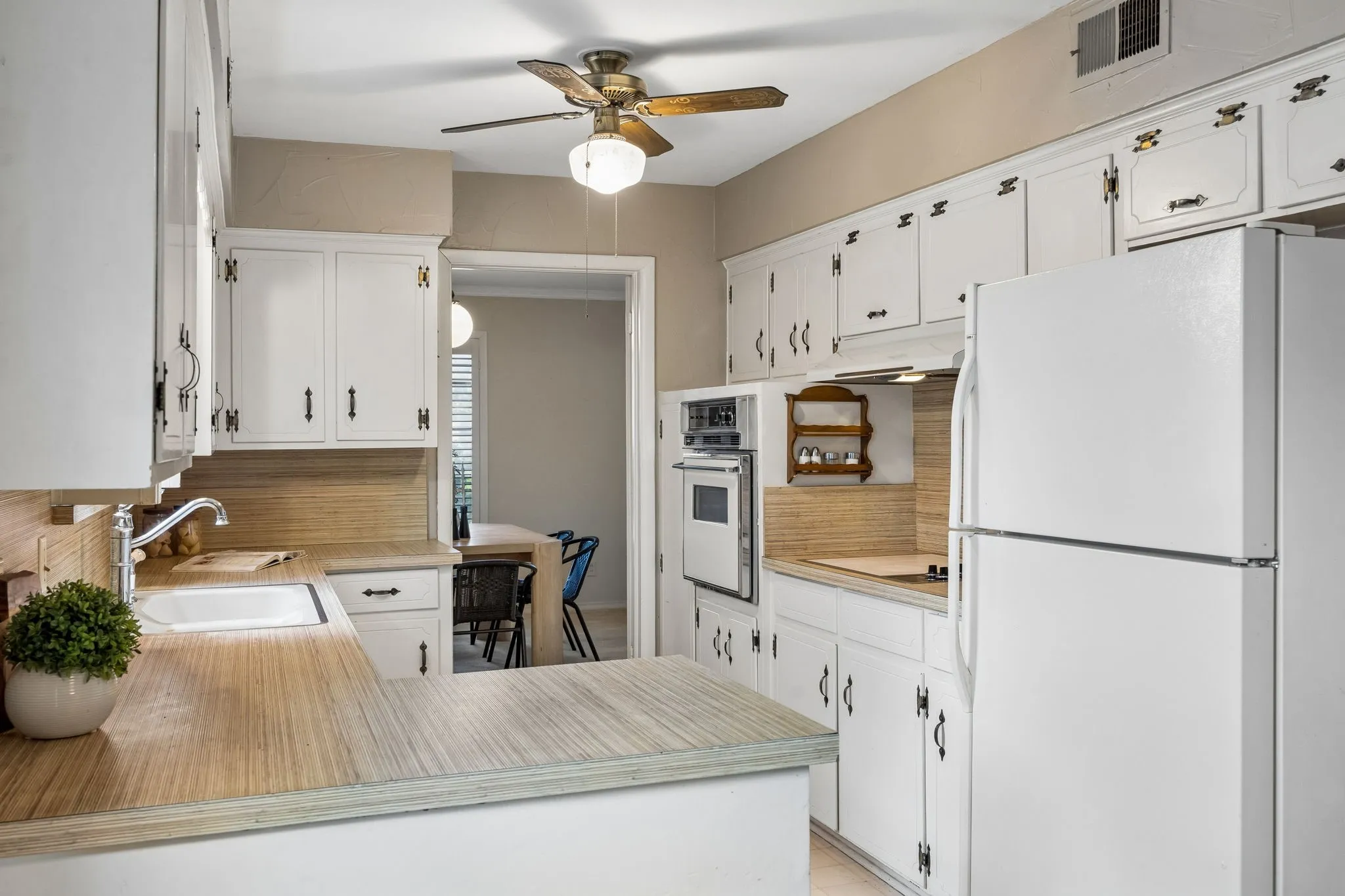 Single Family Residence For Sale in Dallas County , 3240 Chapel Downs Drive, Dallas, Texas 75229, 4 Bedroom, 3 Bathroom, 2 Garage spaces, 2,316 Sqft, built in 1962, mls#21338829, Real Estate Agent in Dallas, Homes For Sale in Dallas county, Homes For Sale in Dallas, Realtor in Dallas Texas, Real Estate Brokerage Independent Realty Texas, Luminita Cordes Realtor