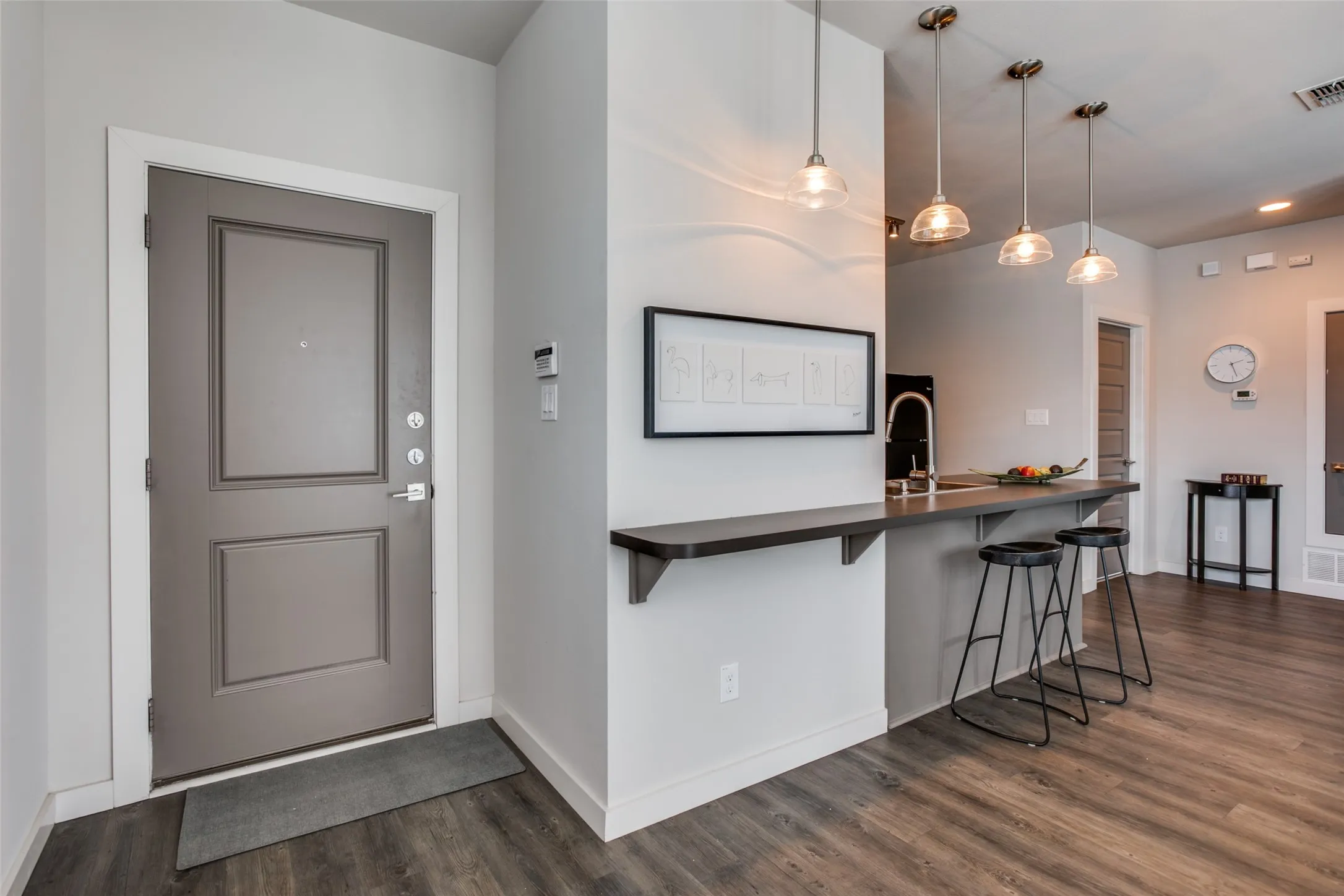 Apartment For Rent in Tarrant County , 906 W Cannon Street 200, Fort Worth, Texas 76104, 1 Bedroom, 1 Bathroom, Garage spaces, 706 Sqft, built in 2015, Price $1,425, mls#21340148, Real Estate Agent in Fort Worth, Homes For Rent in Tarrant county, Homes For Rent in Fort Worth, Realtor in Fort Worth Texas, Real Estate Brokerage Independent Realty Texas, Luminita Cordes Realtor