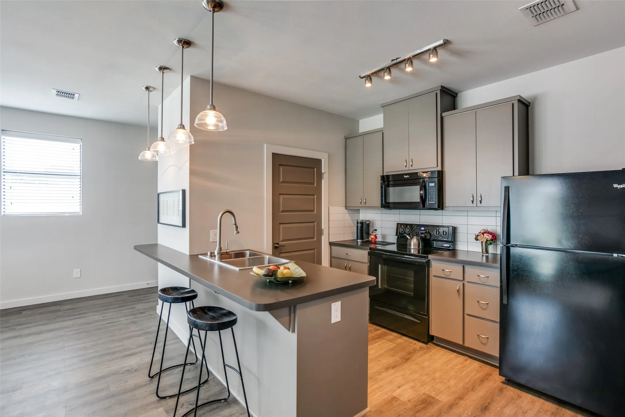 Apartment For Rent in Tarrant County , 906 W Cannon Street 200, Fort Worth, Texas 76104, 1 Bedroom, 1 Bathroom, Garage spaces, 706 Sqft, built in 2015, Price $1,425, mls#21340148, Real Estate Agent in Fort Worth, Homes For Rent in Tarrant county, Homes For Rent in Fort Worth, Realtor in Fort Worth Texas, Real Estate Brokerage Independent Realty Texas, Luminita Cordes Realtor