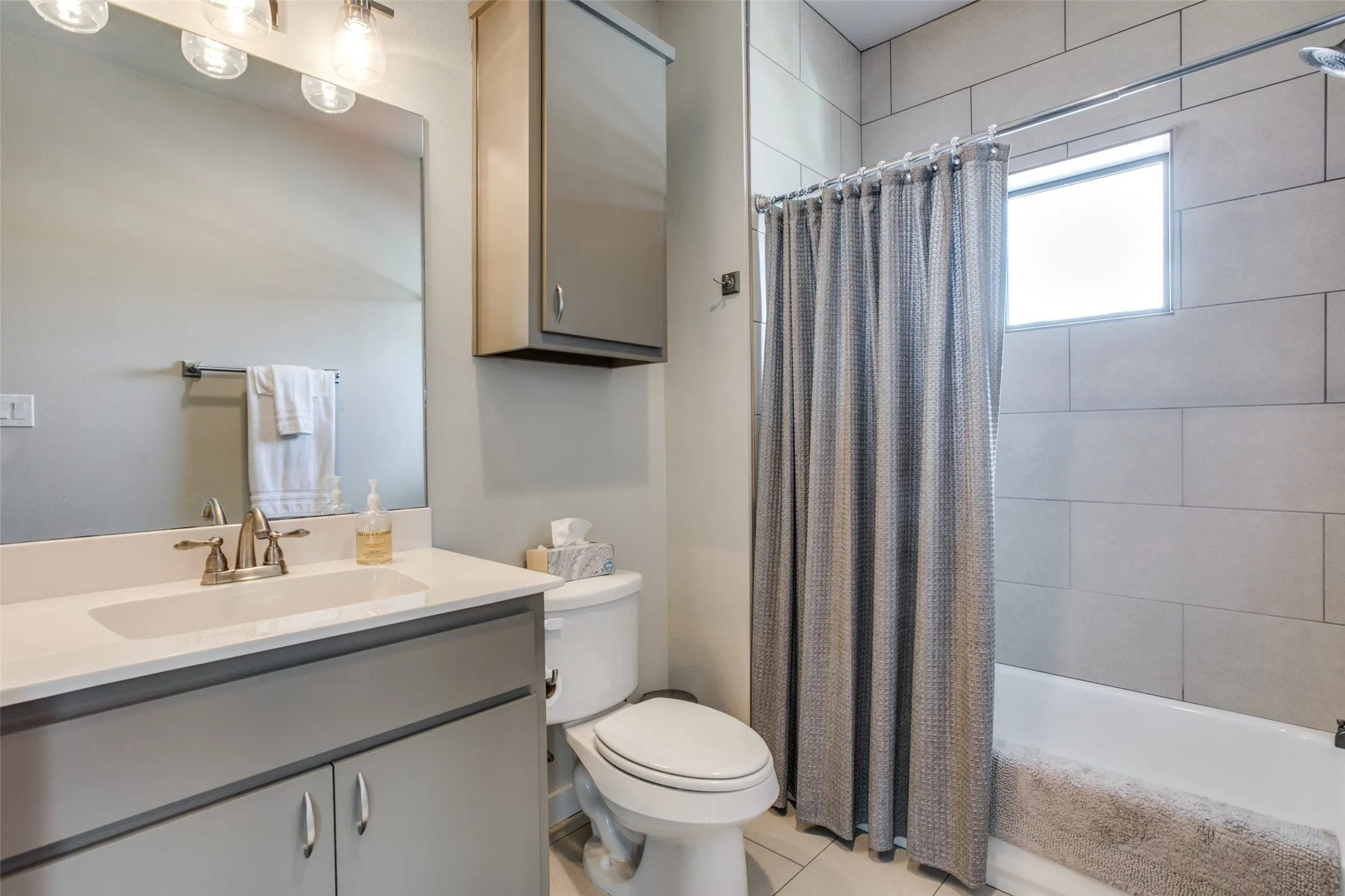 Apartment For Rent in Tarrant County , 906 W Cannon Street 200, Fort Worth, Texas 76104, 1 Bedroom, 1 Bathroom, Garage spaces, 706 Sqft, built in 2015, Price $1,425, mls#21340148, Real Estate Agent in Fort Worth, Homes For Rent in Tarrant county, Homes For Rent in Fort Worth, Realtor in Fort Worth Texas, Real Estate Brokerage Independent Realty Texas, Luminita Cordes Realtor