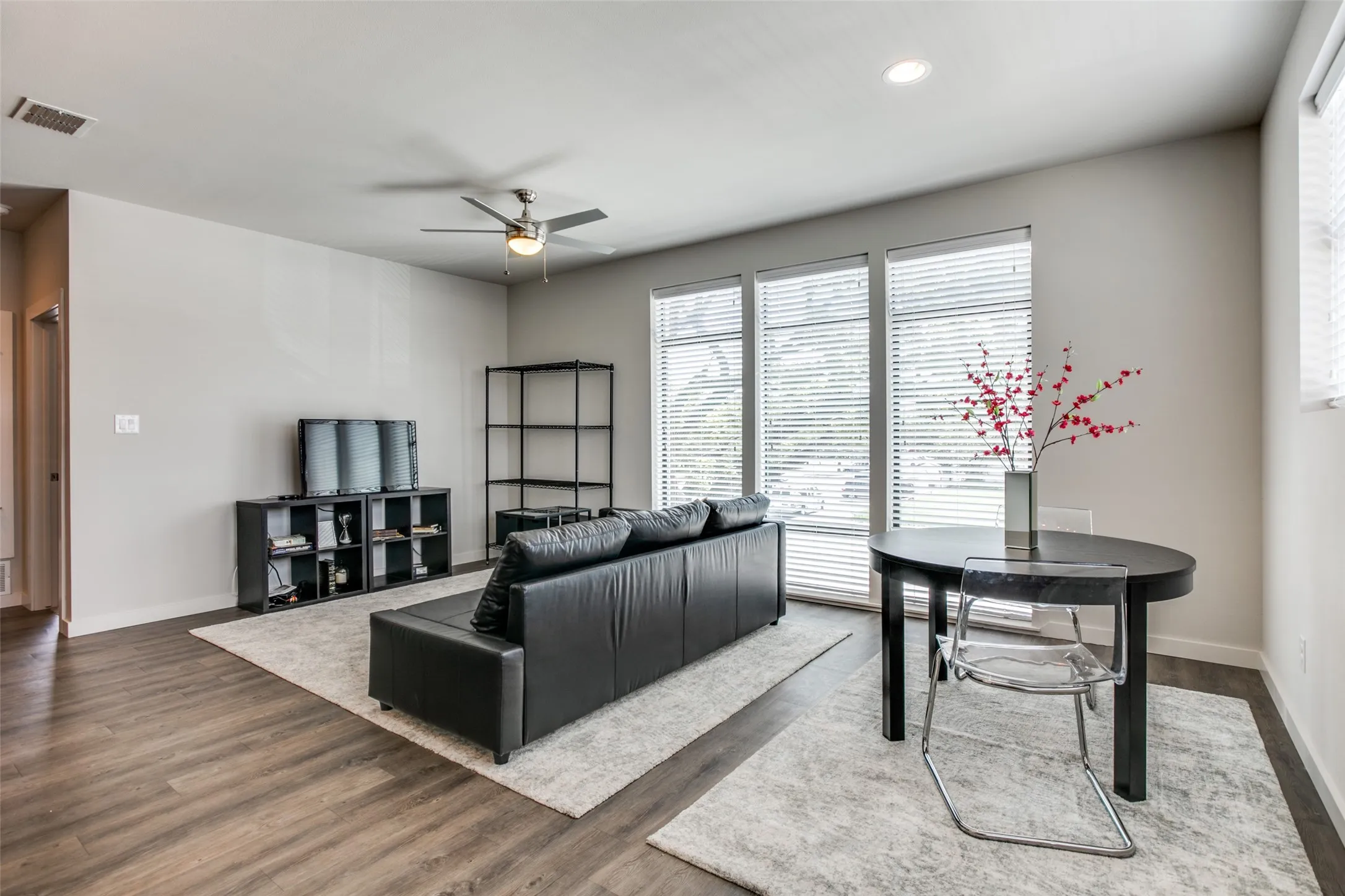 Apartment For Rent in Tarrant County , 906 W Cannon Street 200, Fort Worth, Texas 76104, 1 Bedroom, 1 Bathroom, Garage spaces, 706 Sqft, built in 2015, Price $1,425, mls#21340148, Real Estate Agent in Fort Worth, Homes For Rent in Tarrant county, Homes For Rent in Fort Worth, Realtor in Fort Worth Texas, Real Estate Brokerage Independent Realty Texas, Luminita Cordes Realtor